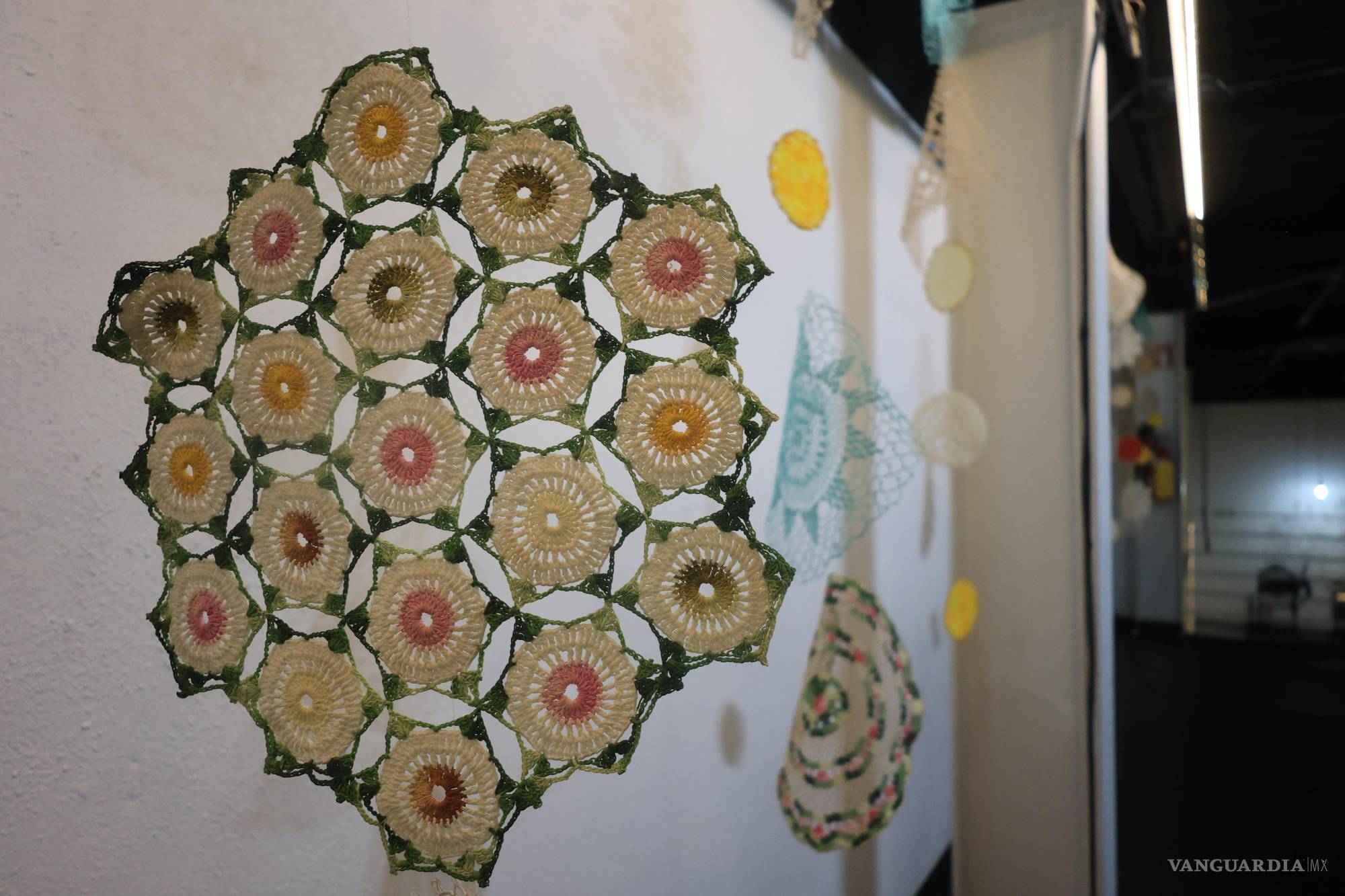 El dinero y la relación madre-hija protagonizan dos exposiciones en el Museo de Artes Gráficas de Saltillo