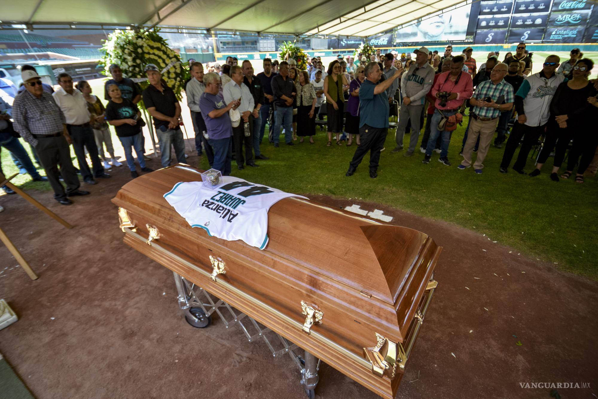 $!Cada uno de sus amigos y familiares, se acercó a dar el último adiós a la leyenda.