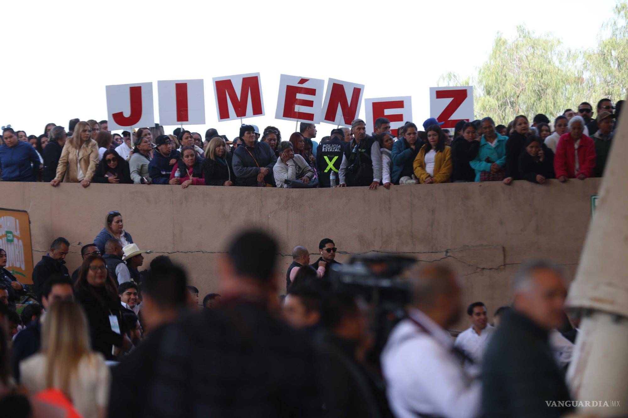 $!En distintos momentos de su informe, los asistentes interrumpieron el discurso para reconocer a Jiménez.