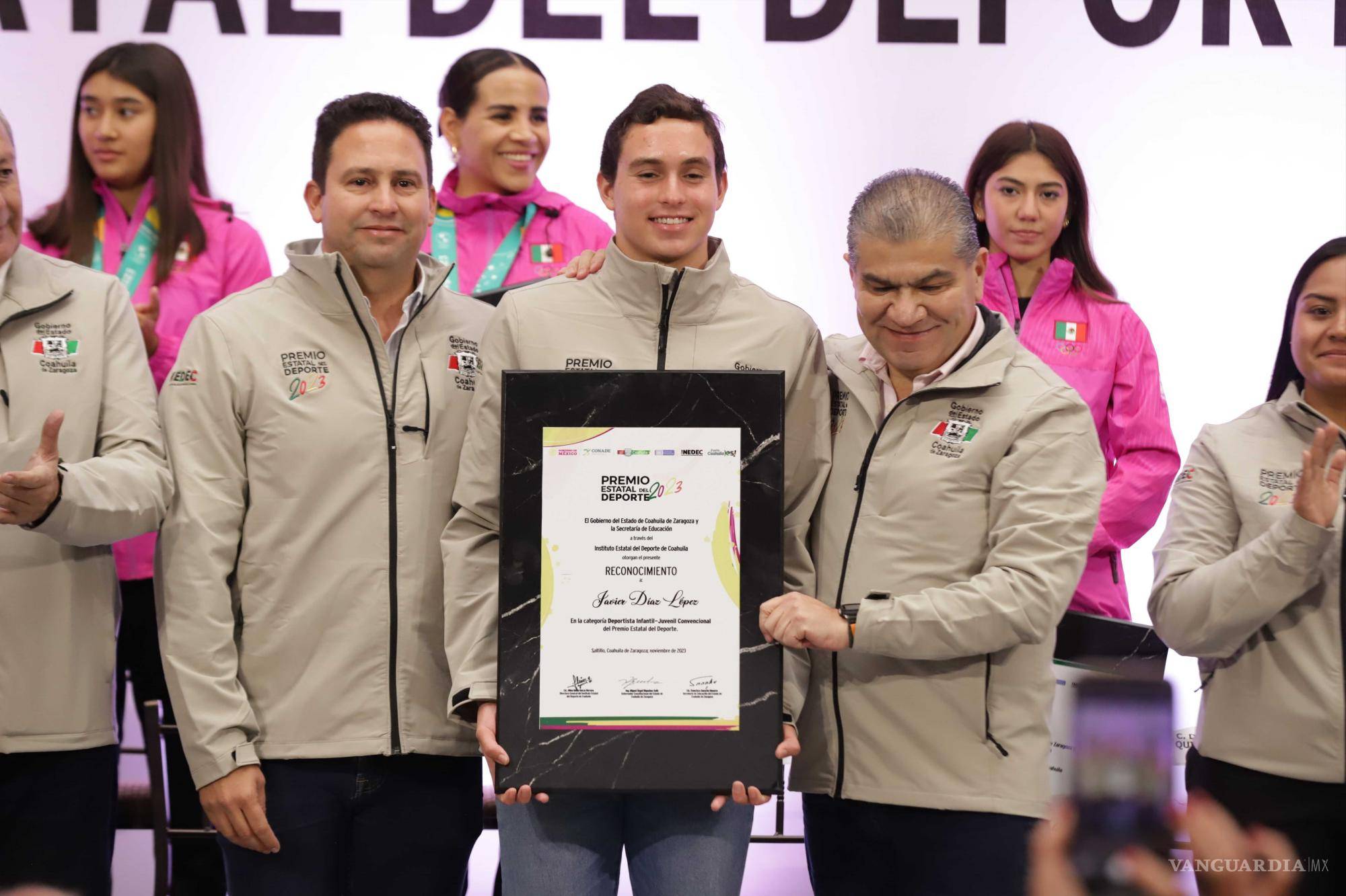 $!Javier Díaz posó con su padre Javier Díaz González, el secretario de Desarrollo e Inclusión Social, quien también fue nadador profesional.