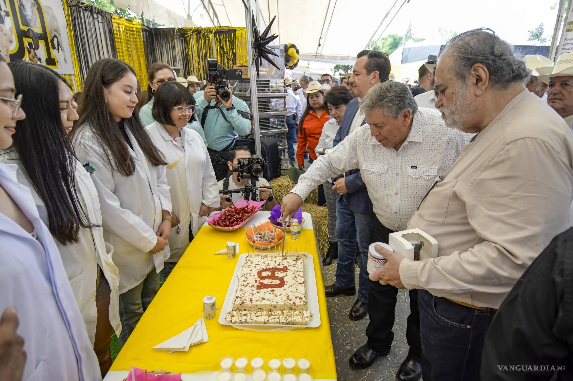 $!El rector recorrió los stands y áreas de exhibición, donde se muestran proyectos académicos, productos del campo y propuestas de innovación universitaria.