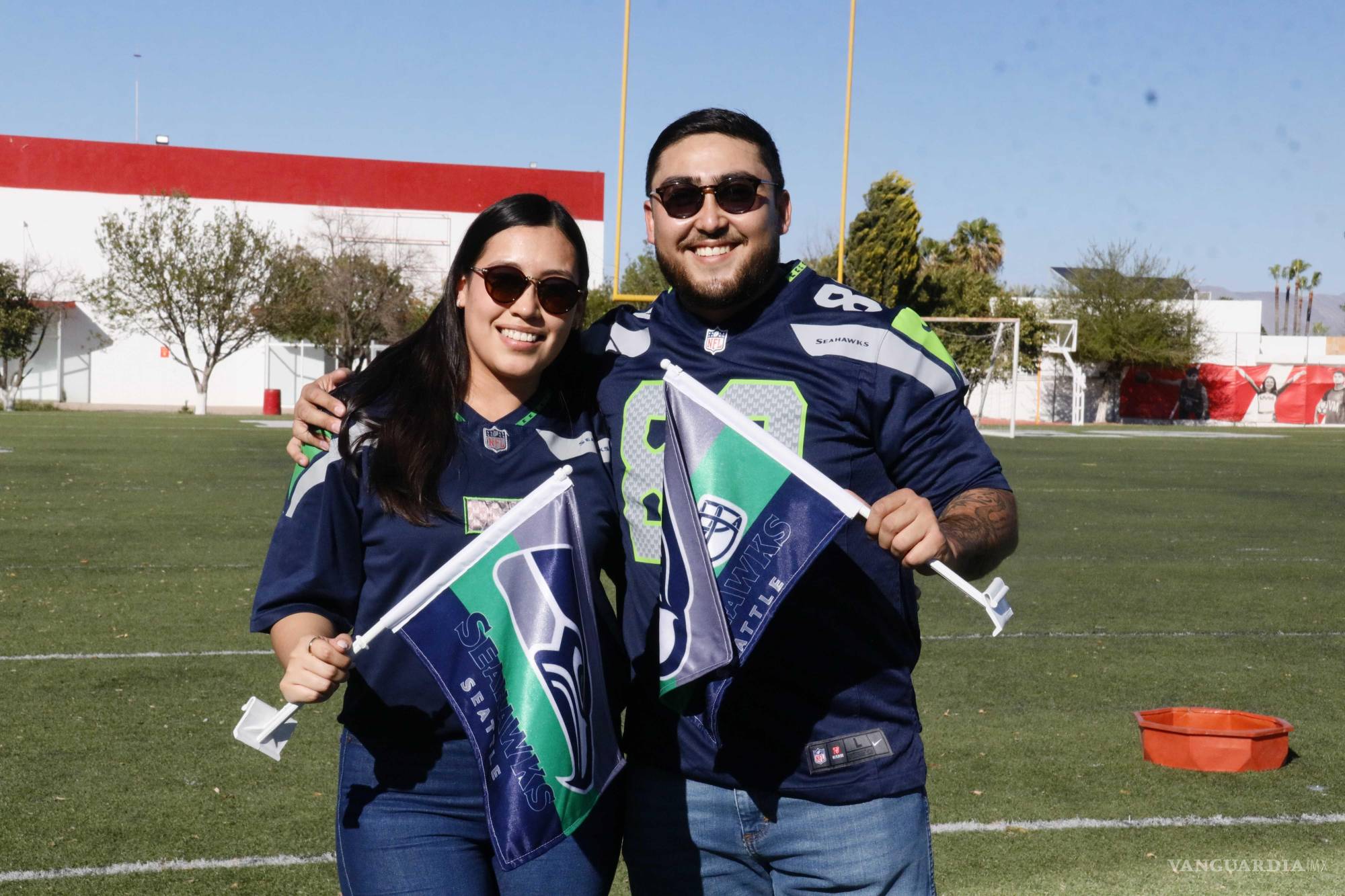 $!Jerseys y banderas azul marino marcaron la toma oficial de la comunidad local tras el segundo campeonato del equipo.