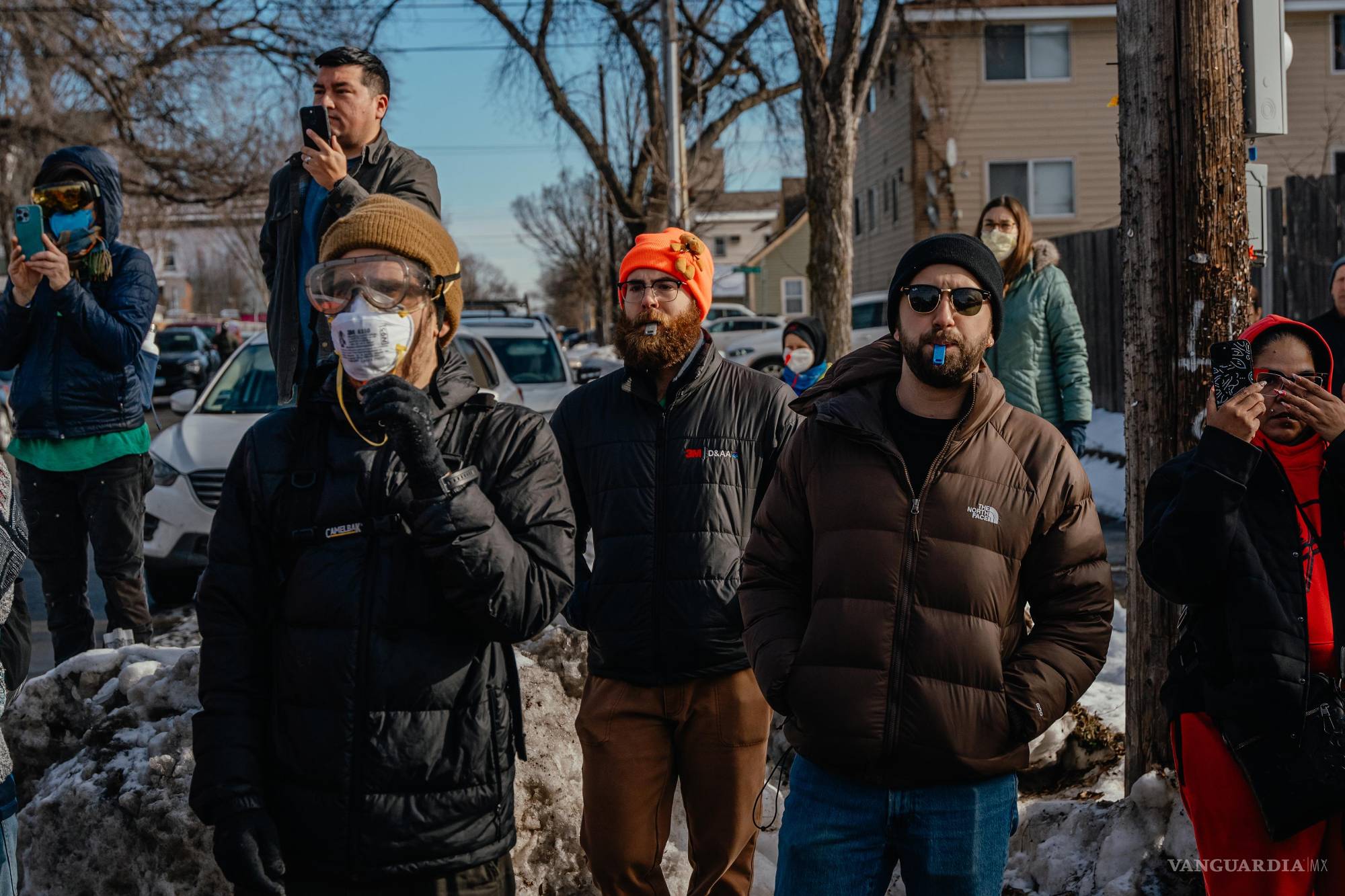 $!Residentes de Mineápolis utilizan silbatos durante las protestas, una referencia a la declaración de Becca Good sobre cómo ella y su esposa estaban desarmadas durante el incidente.