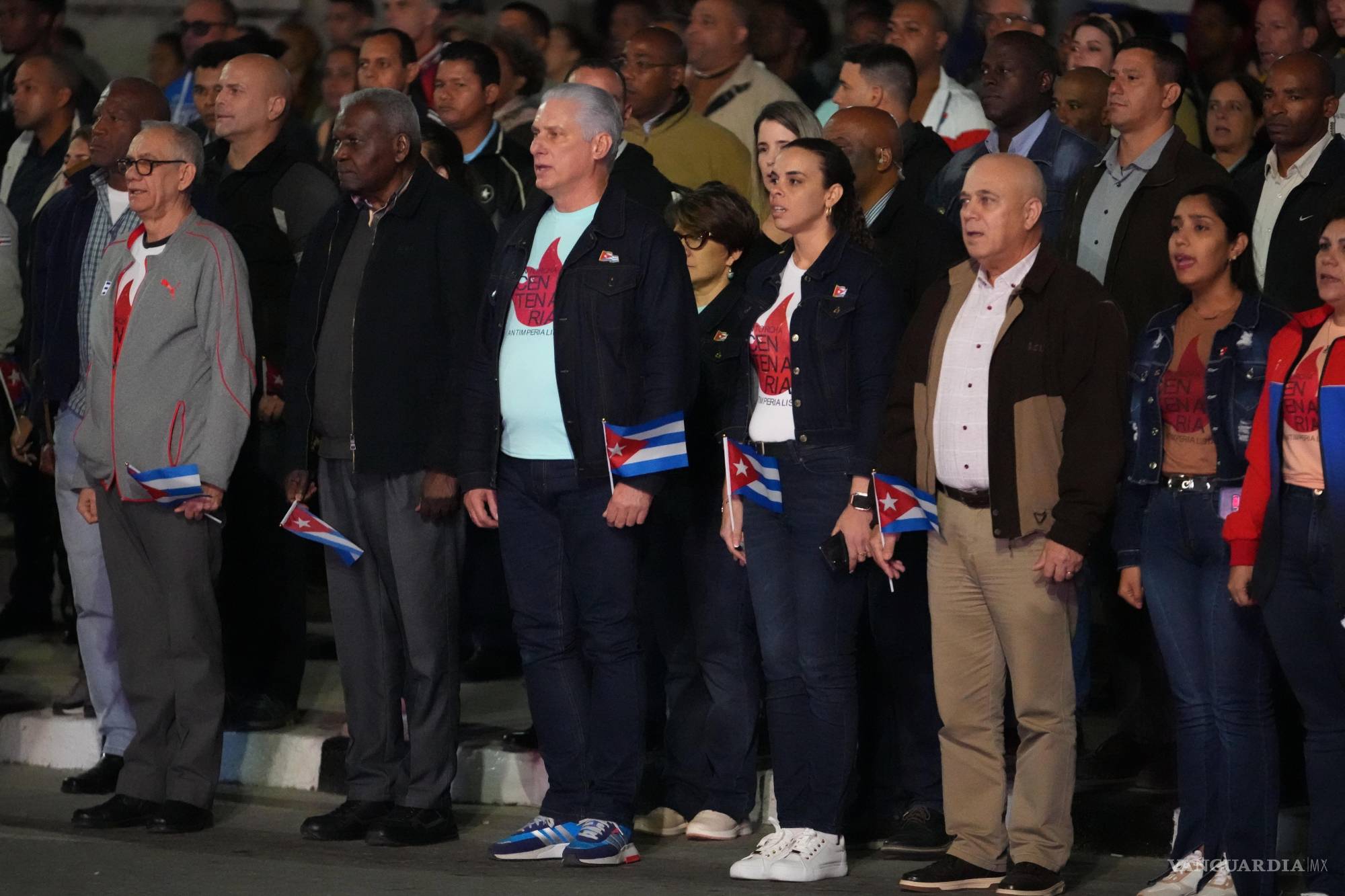 $!El presidente cubano Miguel Díaz-Canel escucha el himno nacional antes del inicio de una marcha para conmemorar el 173 aniversario del natalicio de José Martí.