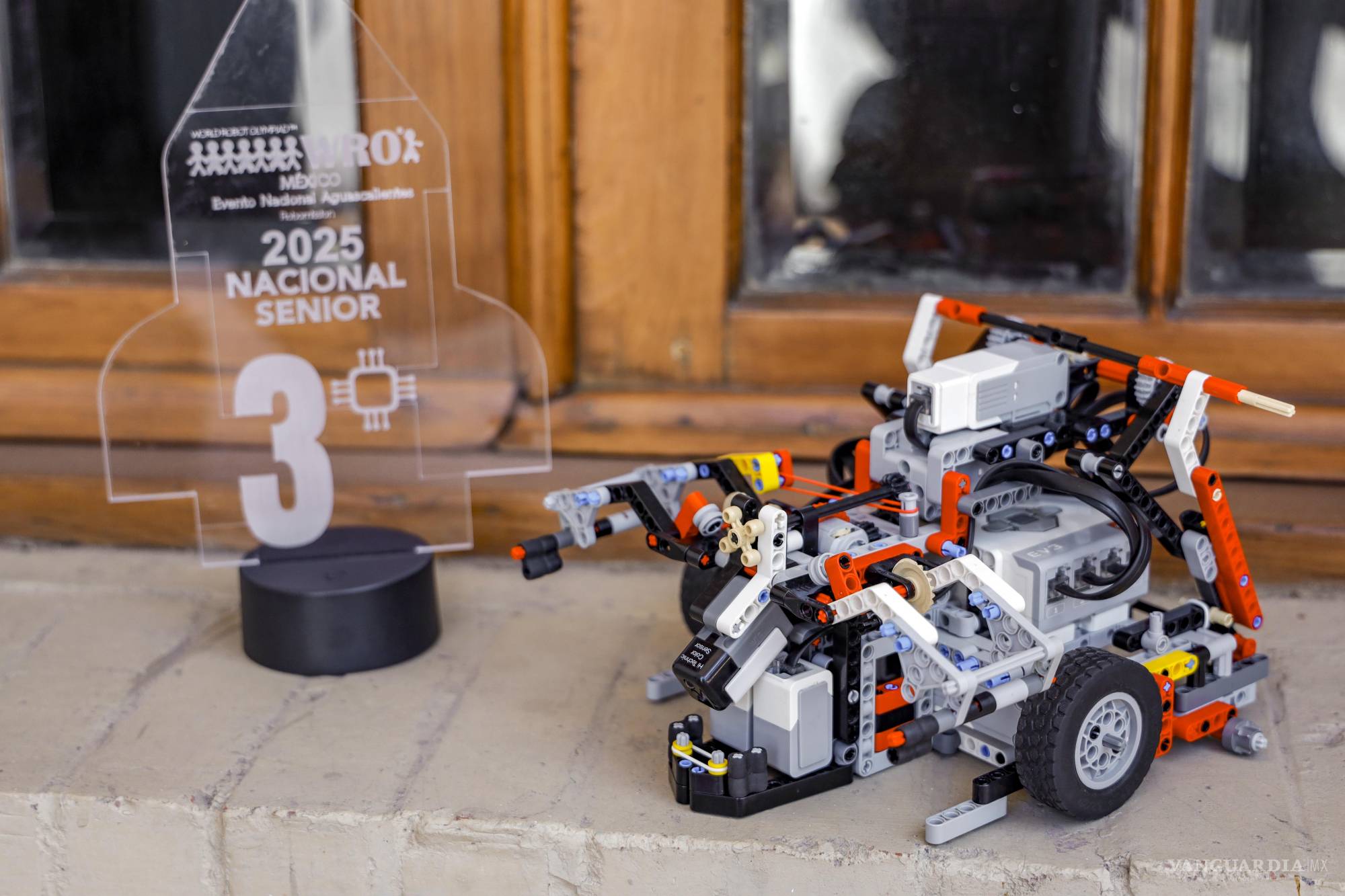 $!Robot diseñado por el equipo del CONALEP Saltillo y la UAdeC para la World Robotics Olympiad, junto al reconocimiento obtenido por su tercer lugar nacional en la categoría Senior 2025.