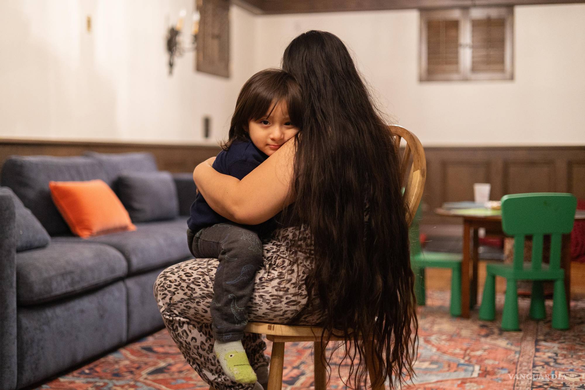 $!Yair, de 3 años, posa para una foto con su madre en su casa, el 3 de febrero de 2026, en Minneapolis.