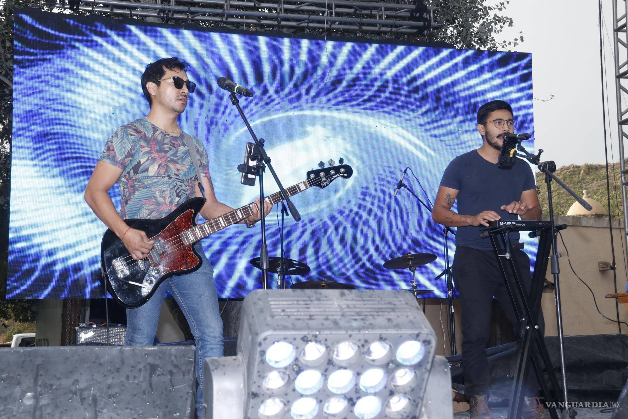 $!Grupo de baile y música locales animan tarde en festival vinícola.