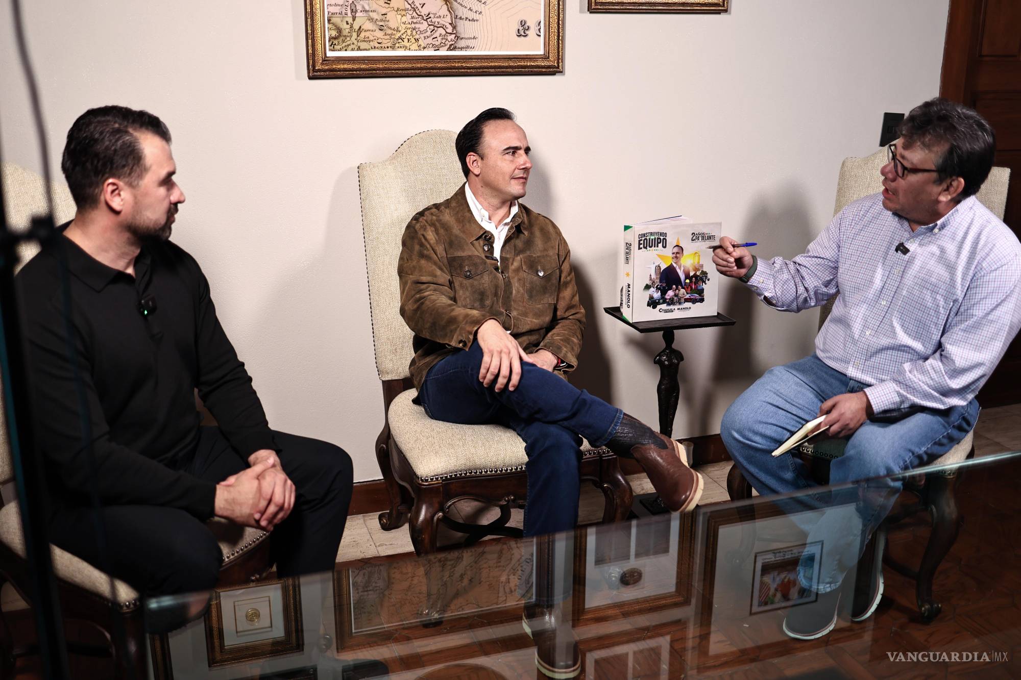 $!Los periodistas Carlos Arredondo y Gustavo Espinosa entrevistaron al gobernador Manolo Jiménez Salinas.