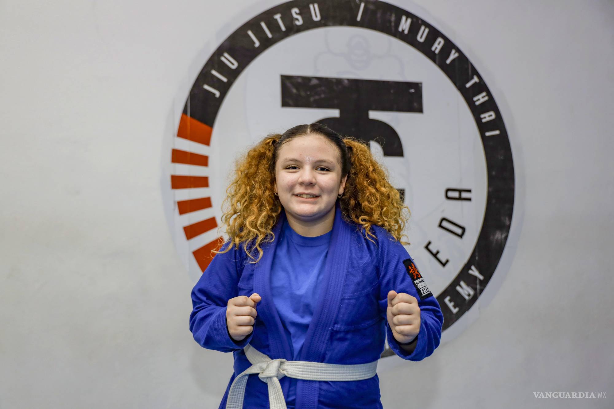 $!Nali Suárez demuestra que el género no define la fuerza, entrenando con jóvenes y adultos en jiu jitsu.