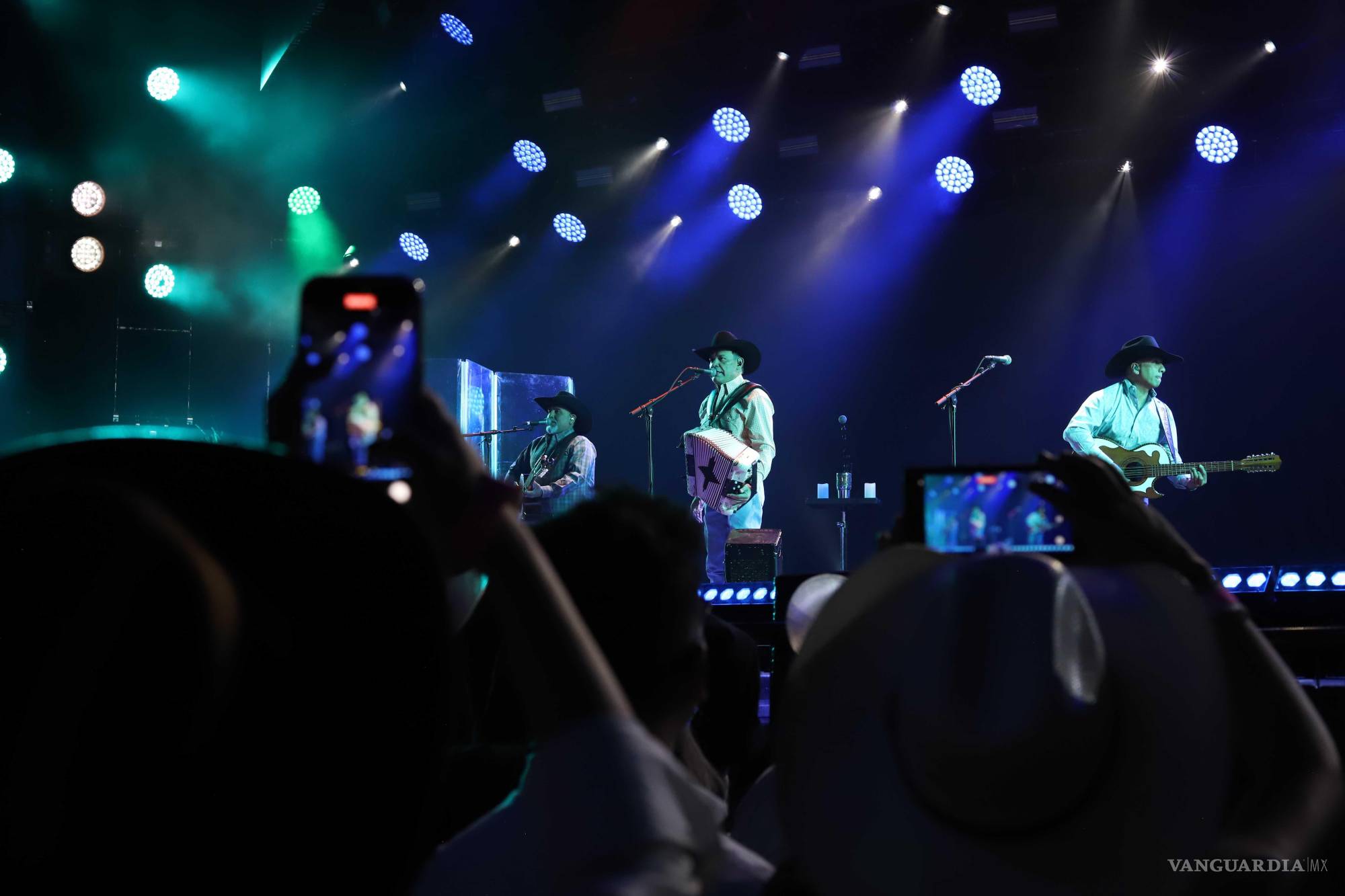 $!Los asistentes se entregaron a Intocable en cada canción.