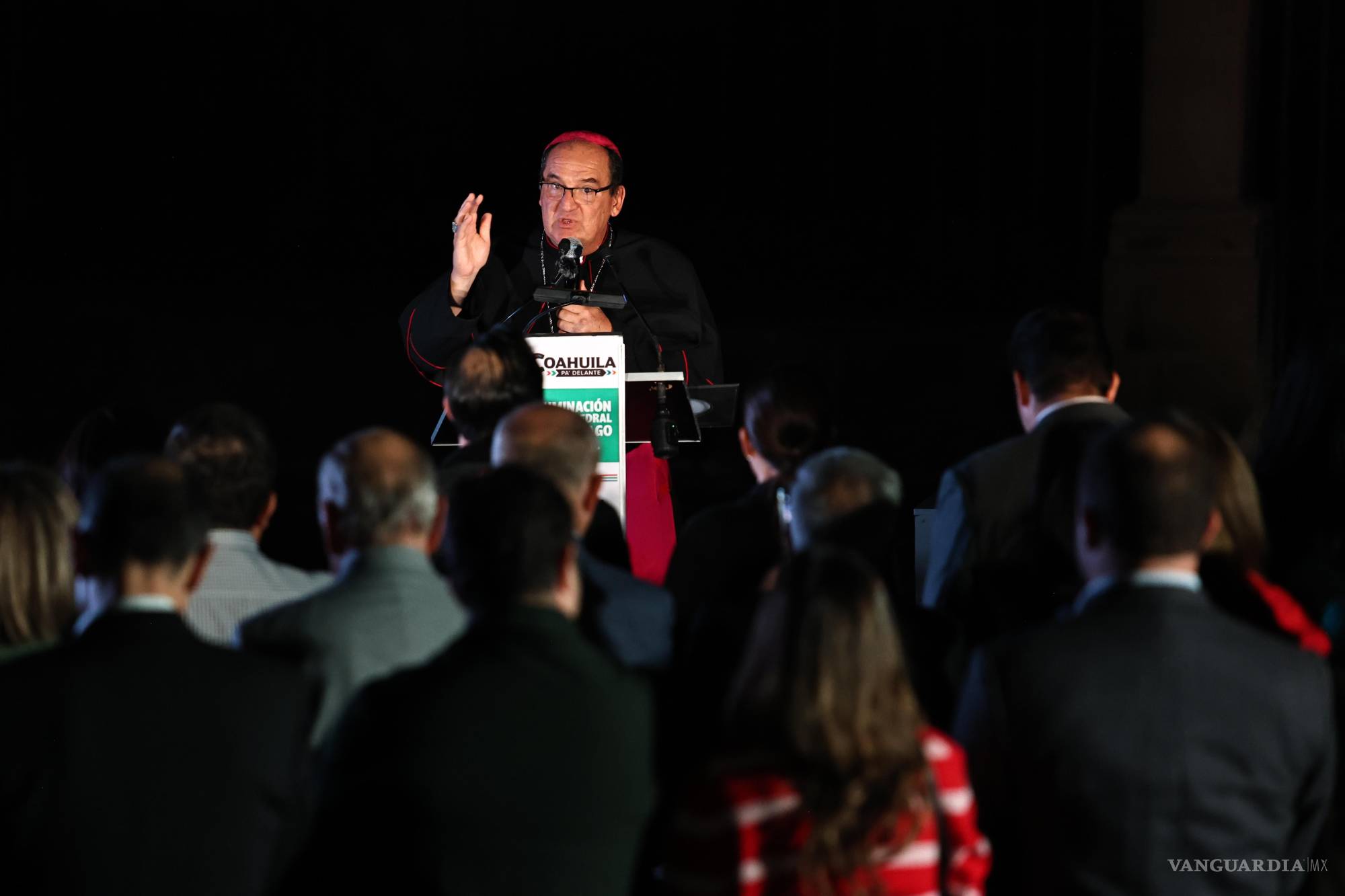 $!Hilario González, obispo de Saltillo, dio su bendición.