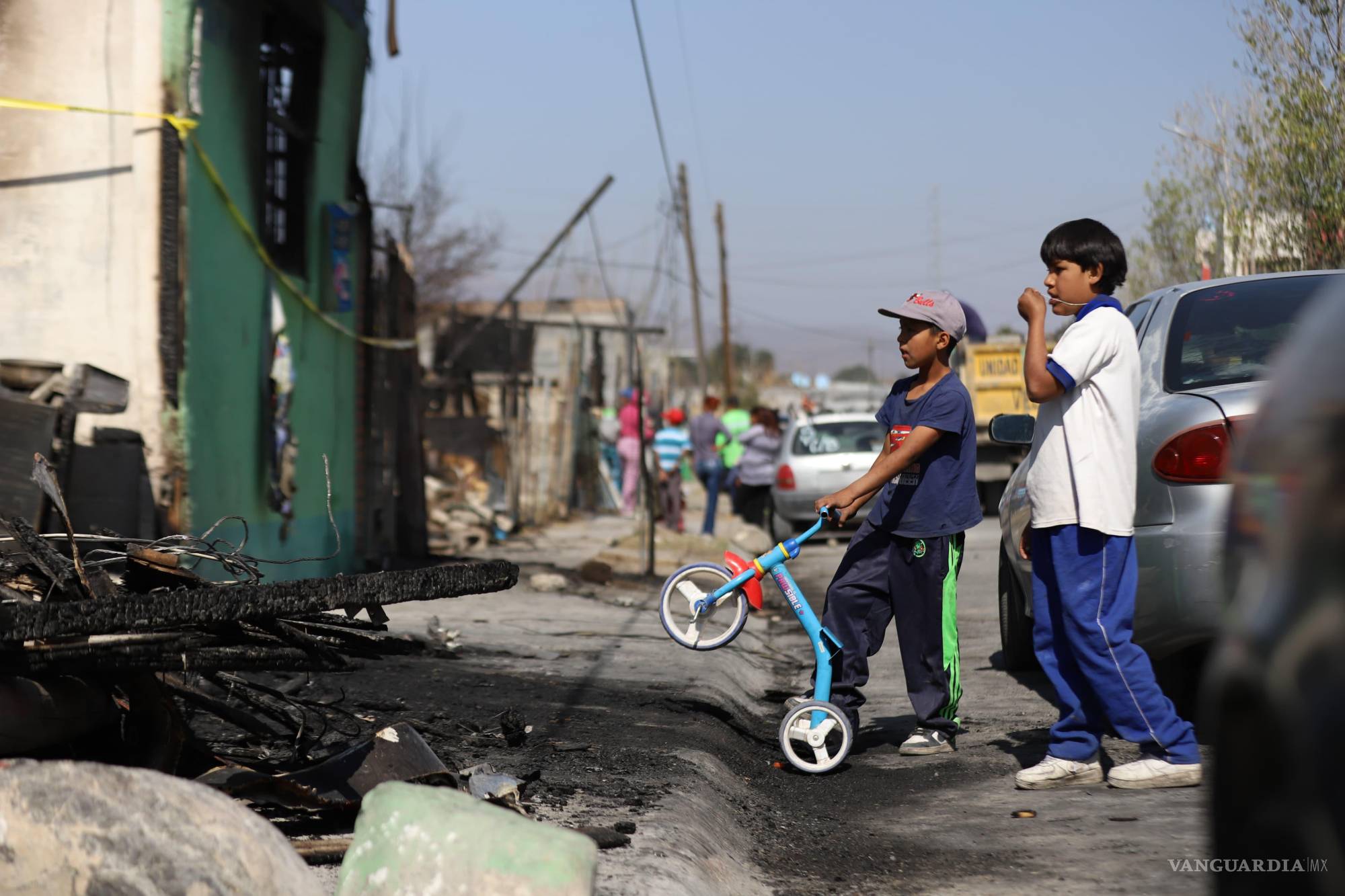 $!Los niños observan con tristeza sus casas convertidas en ceniza.