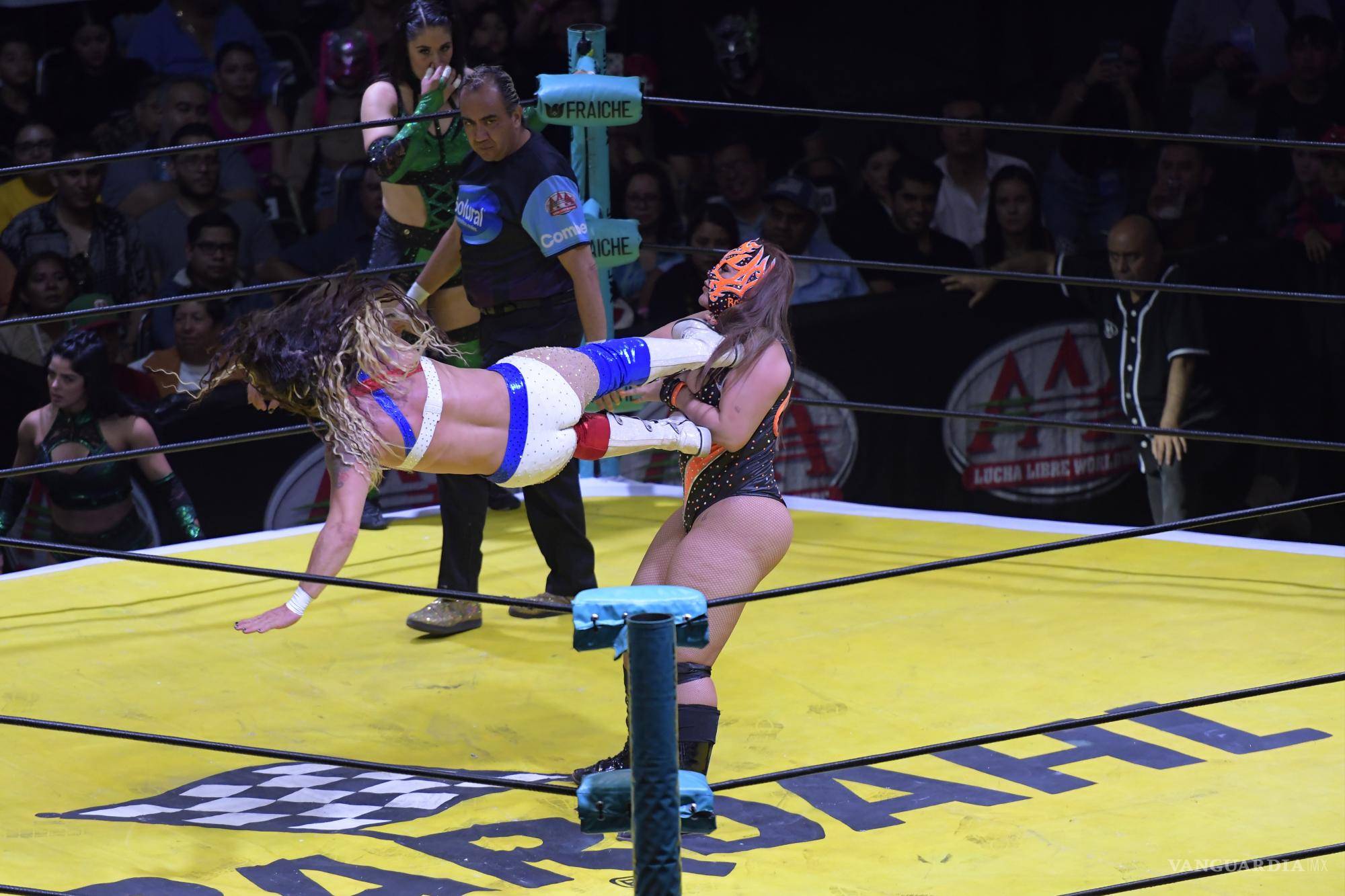 $!El combate femenil se salió de control cuando las luchadoras llevaron la acción fuera del ring, enfrentándose incluso con el staff.