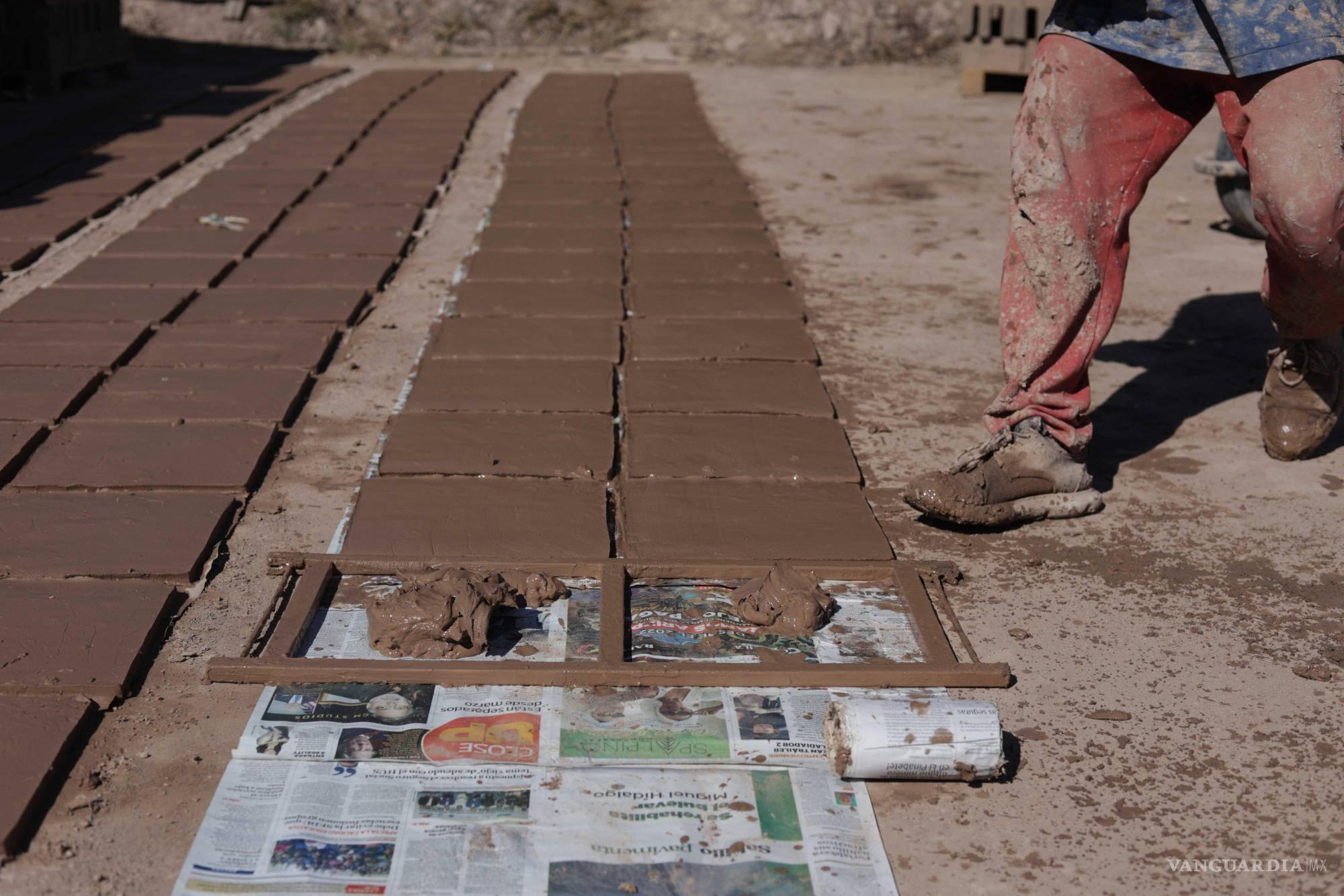 $!‘Batallamos para subsistir’: ladrilleros de Saltillo, entre la carencia y la contaminación del aire