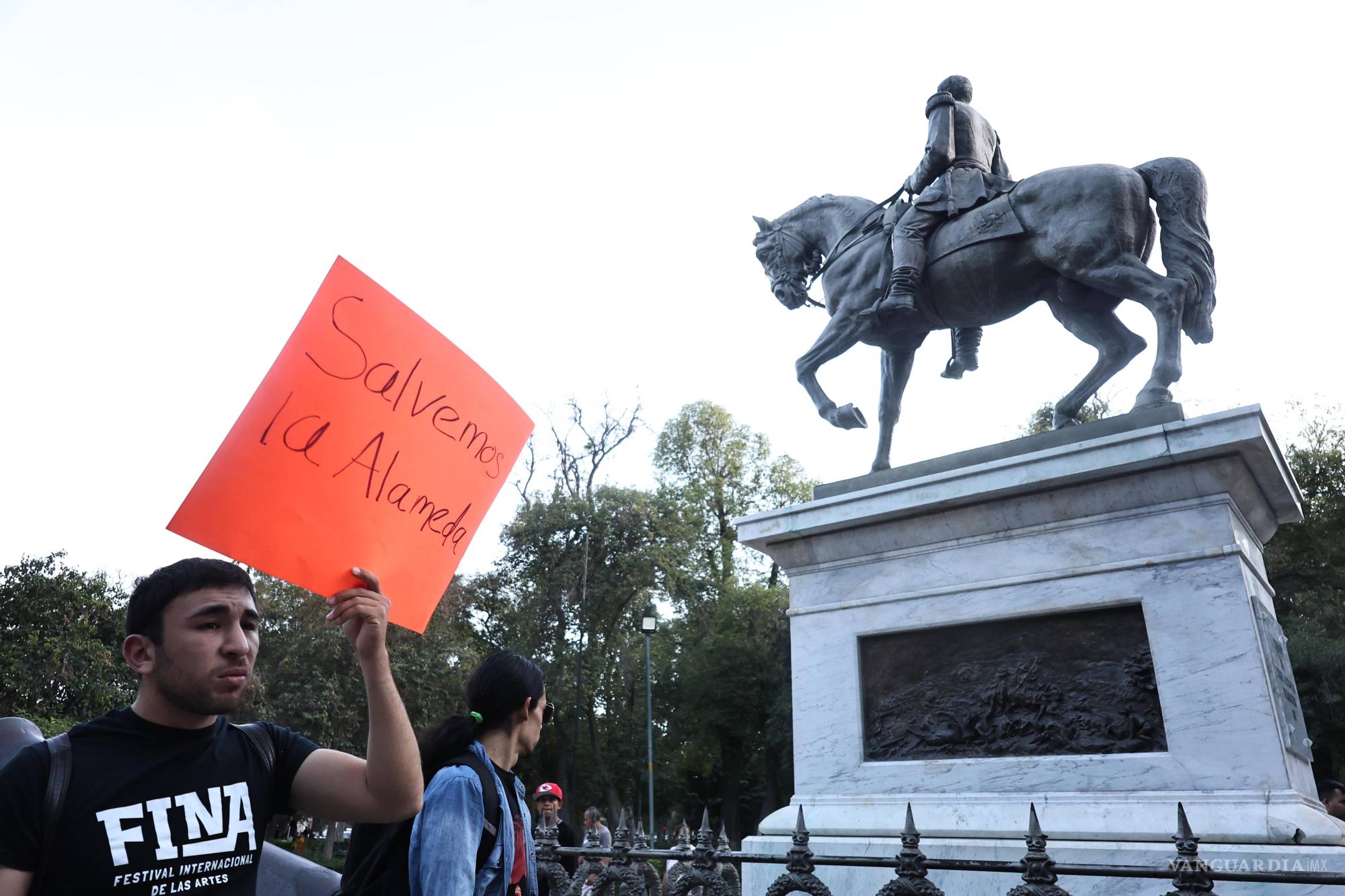 $!Vecinos realizaron una manifestación pacífica contra la gentrificación de la Alameda Zaragoza.