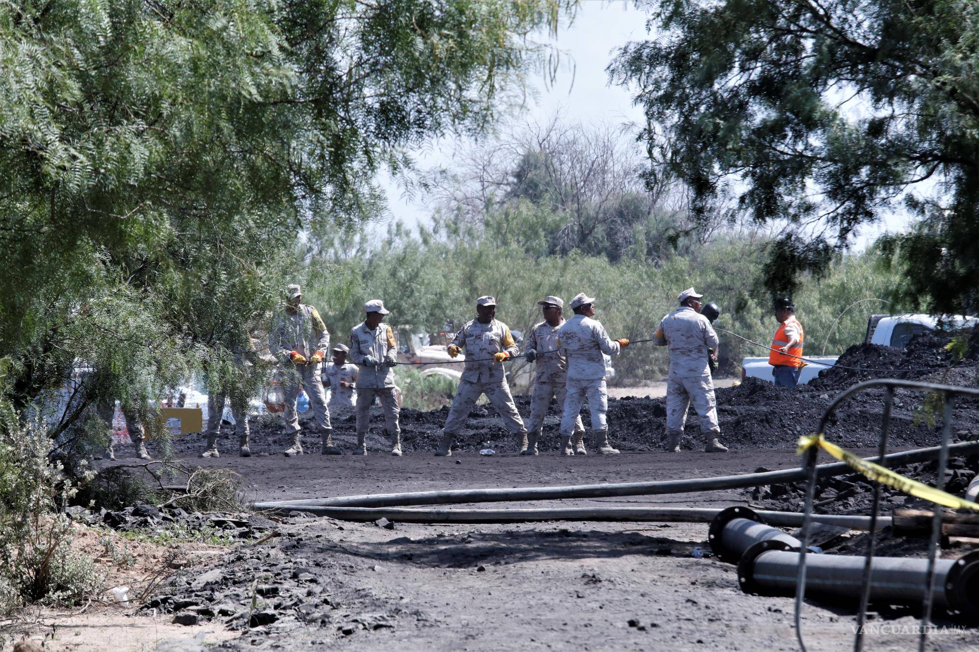 $!Más de 300 soldados y seis buzos militares se han sumado a los esfuerzos para liberar a los mineros, mientras que otros profesionales les dan apoyo logístico, médico y psicológico a las familias.