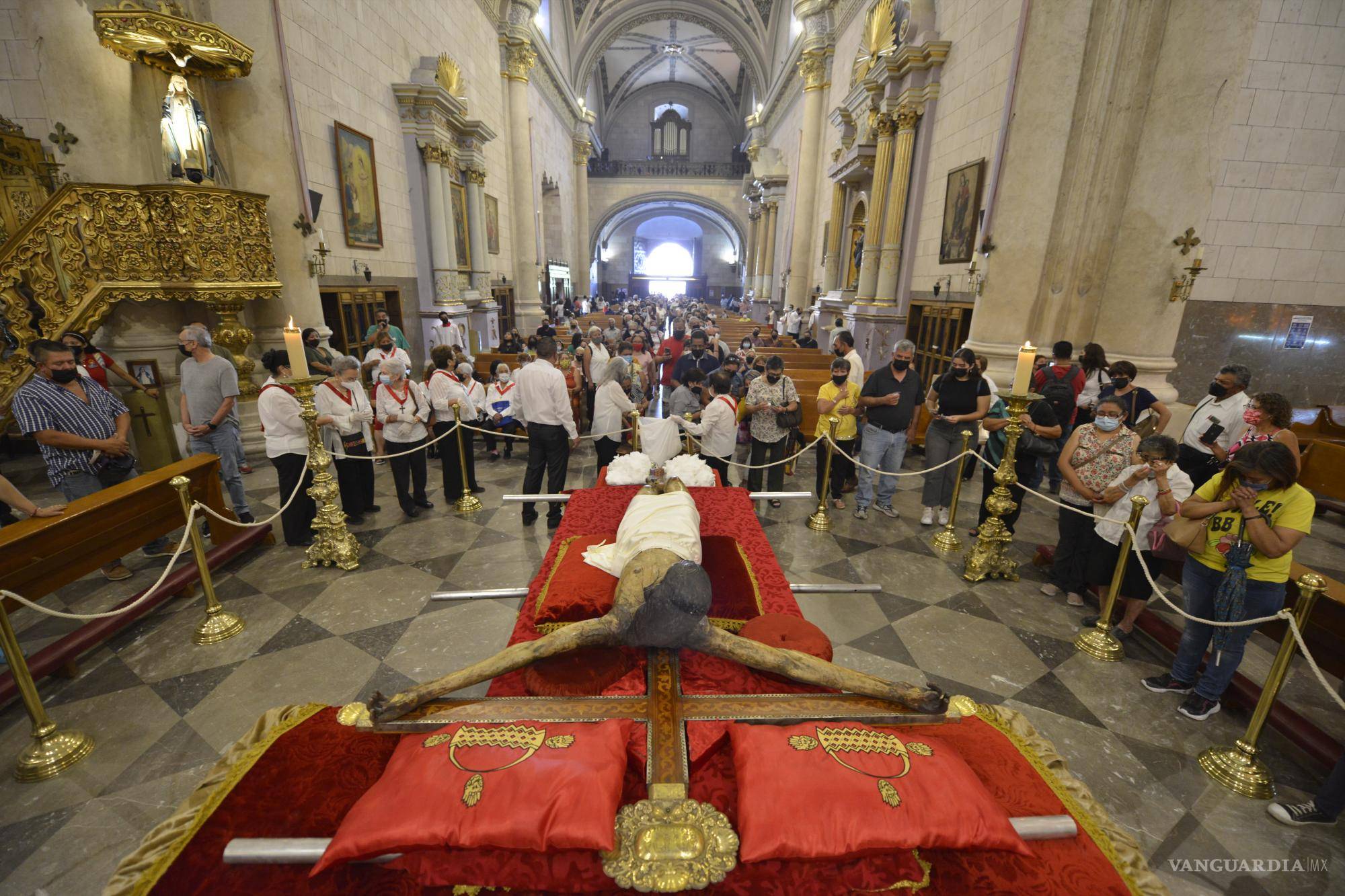 $!Incluso durante la pandemia, la devoción de los creyentes saltillenses los acercó al Santo Cristo para hacer oración y pedir milagros