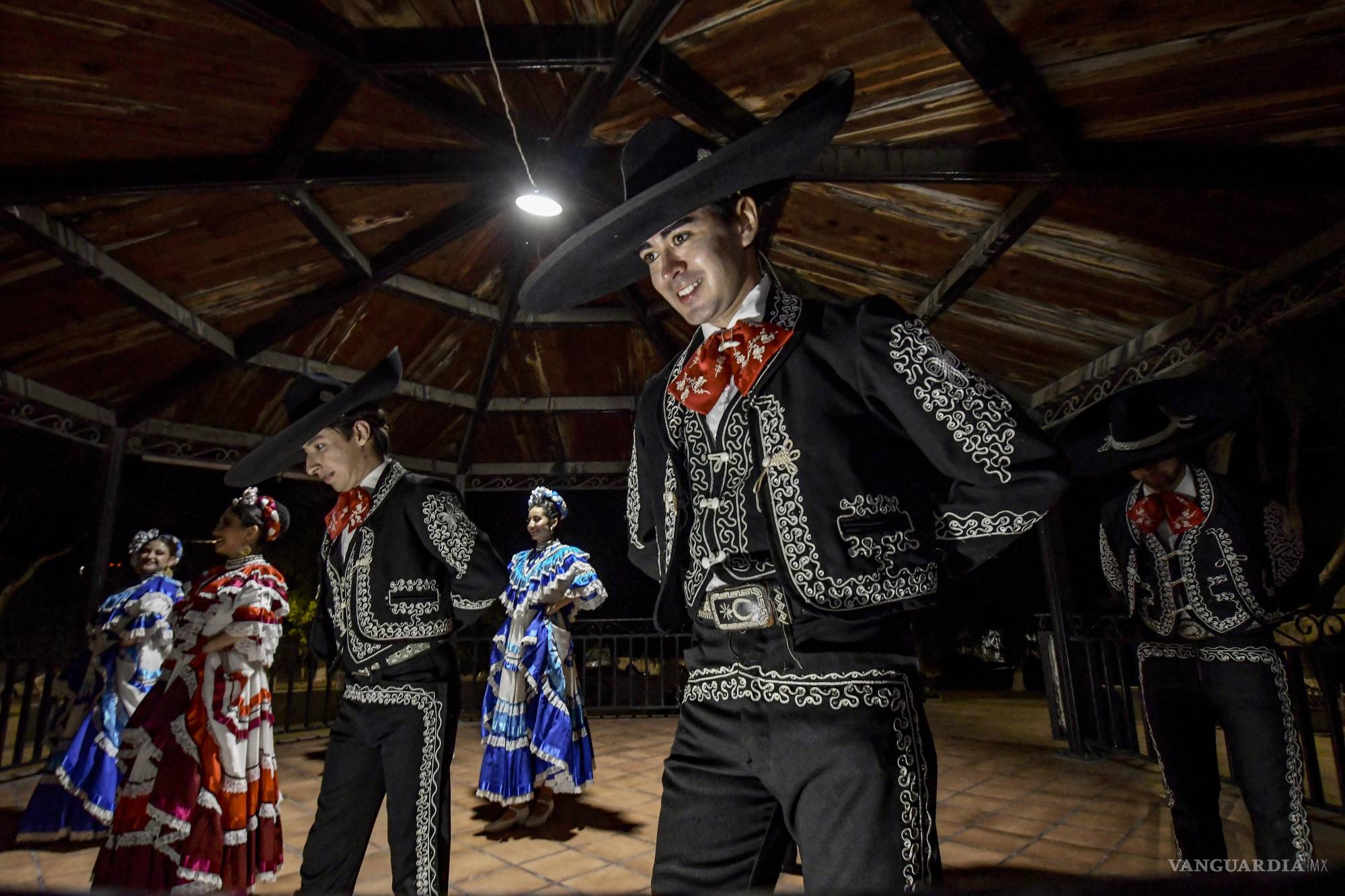 $!Vecinos de la colonia Latinoamericana organizaron una Noche Mexicana, con sus propios recursos como una forma de mantener vivas las tradiciones y mejorar la unión entre vecinos