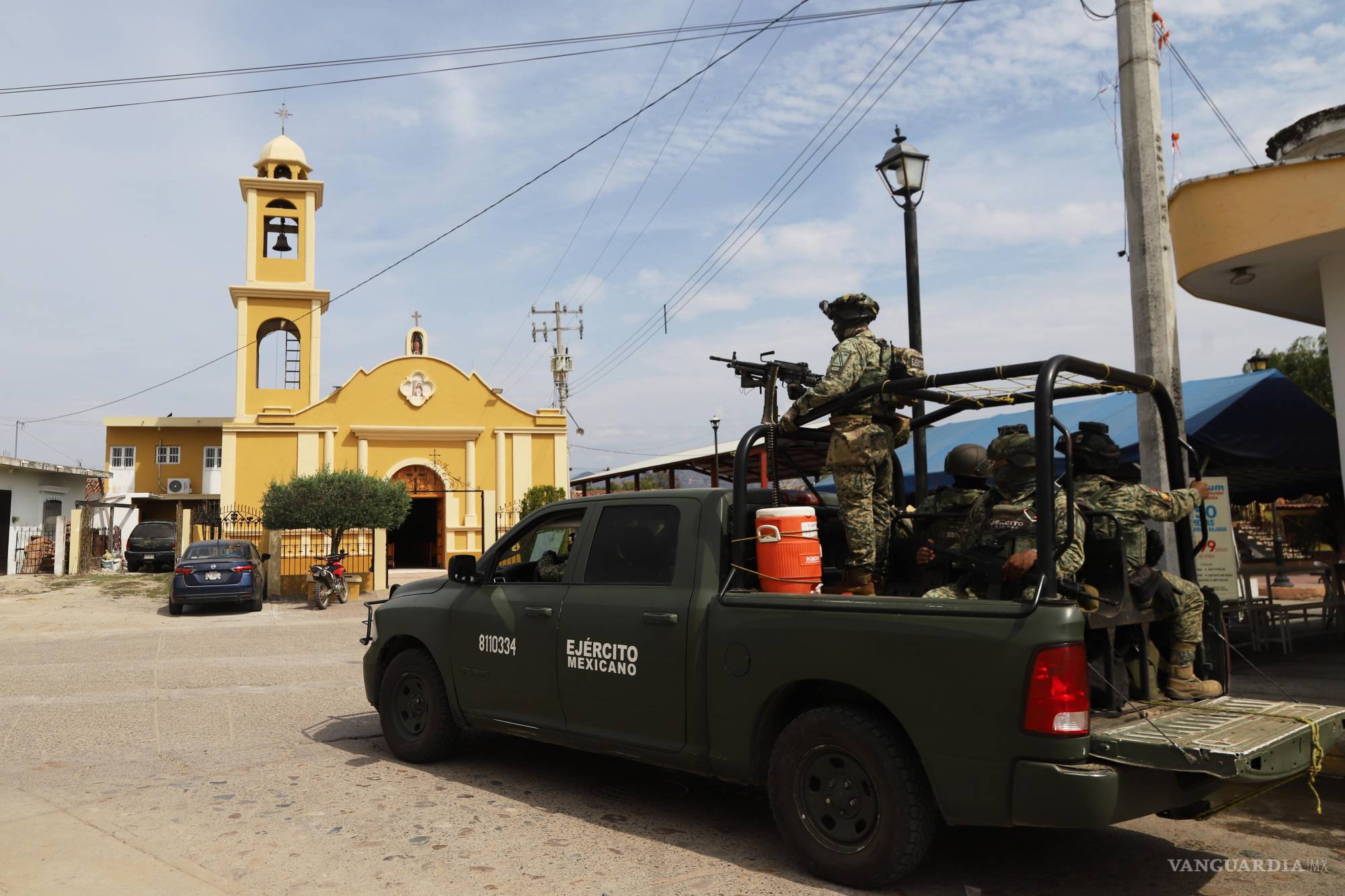 $!Soldados montan guardia cerca de una iglesia en El Verde, estado de Sinaloa, México.
