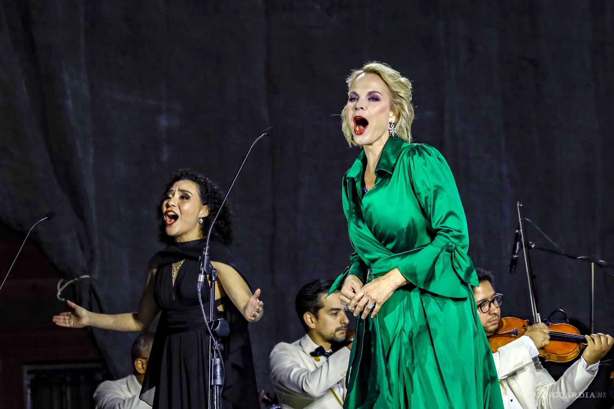 Entre el frío y las campanas Elina Garanca le canta a Saltillo en la Plaza de Armas