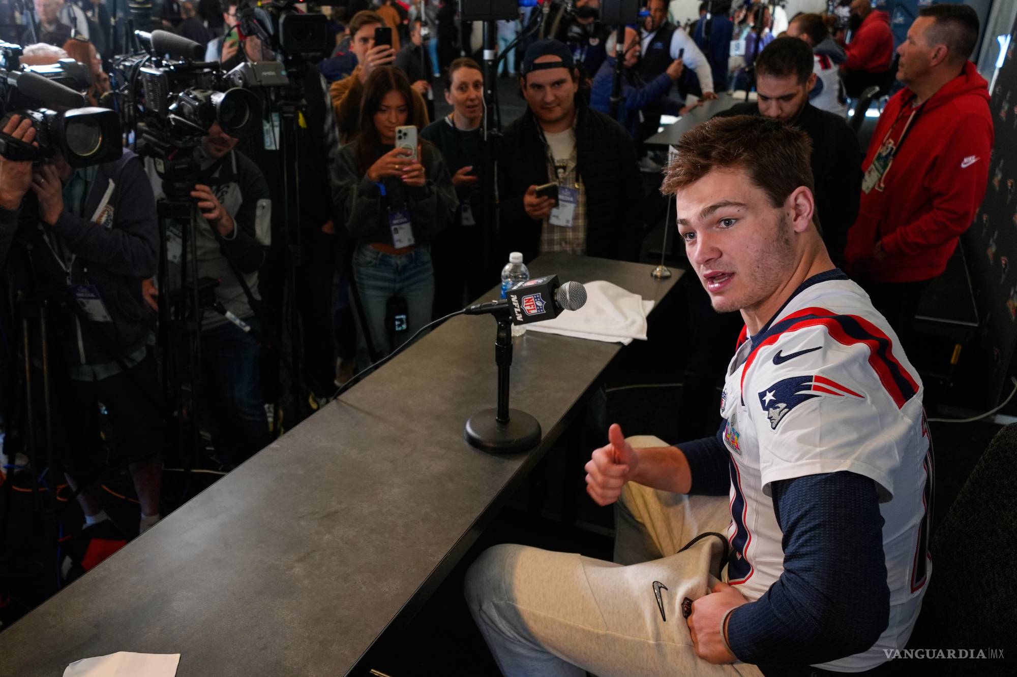 $!Nadie, ni Drake Maye, se imaginaría hace un año estar frente a los medios de comunicación en su papel de quarterback contendiente del Super Bowl. Hoy es una realidad.