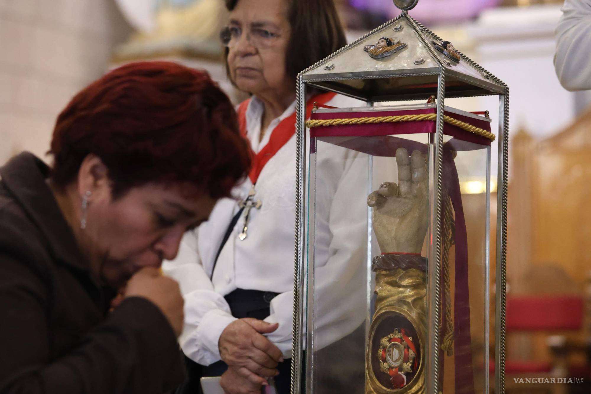 $!Miles de fieles acudieron para pedir por sus intenciones personales, mostrando una gran devoción ante la reliquia de San Judas Tadeo.