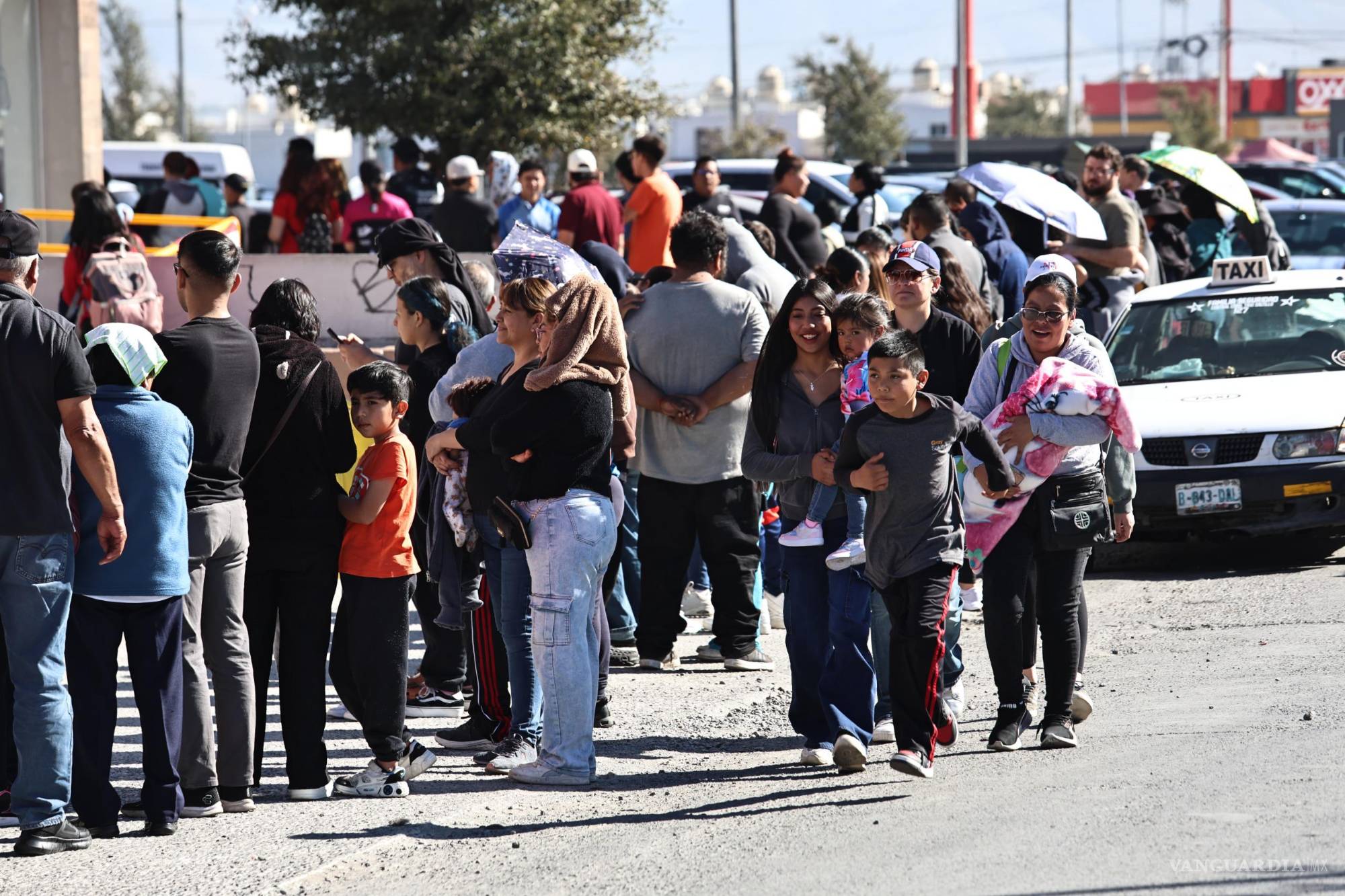 $!Aunque la fila fue extensa, el avance se mantuvo constante gracias a la organización del personal sanitario.