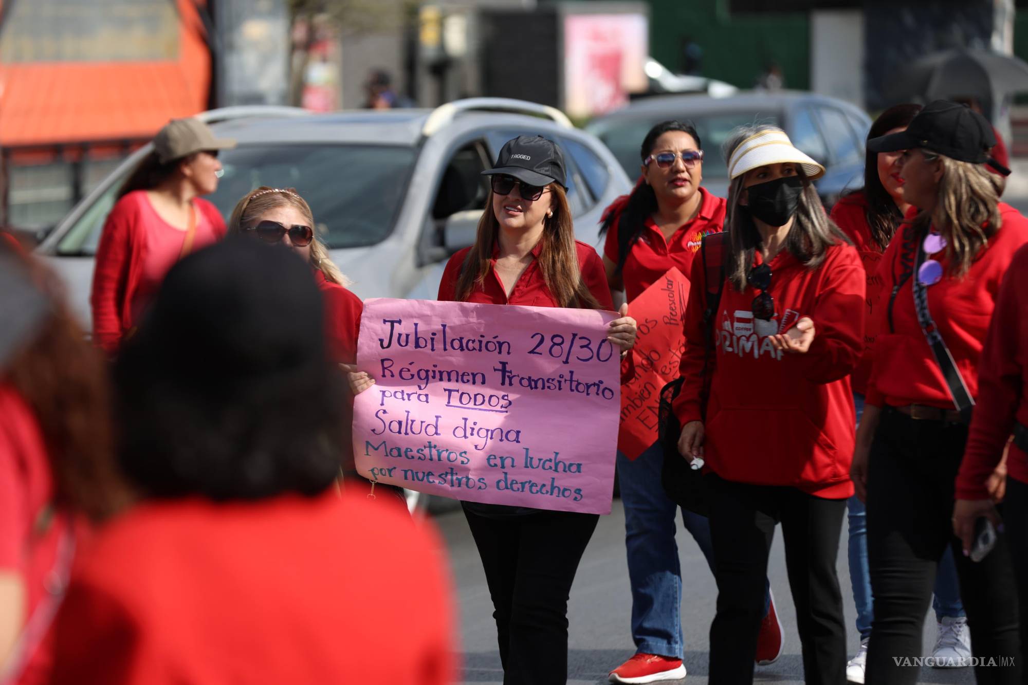 $!Pancarta que exige una jubilación digna para los maestros, con 28 años de servicio para mujeres y 30 años para hombres.