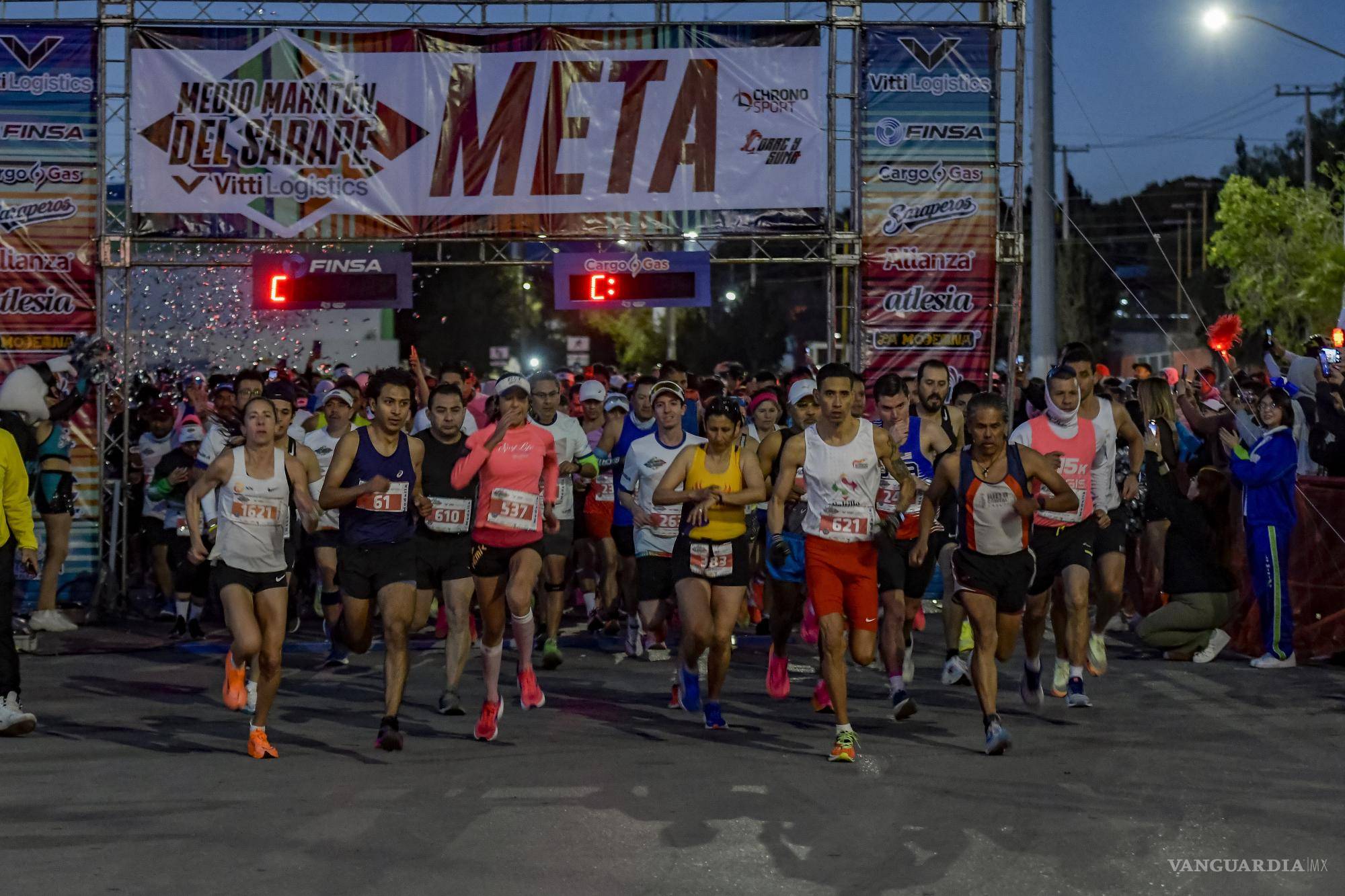 $!Decenas de corredores se dieron cita a las afueras del Estadio Madero para iniciar con el recorrido de más de 21 kilómetros.