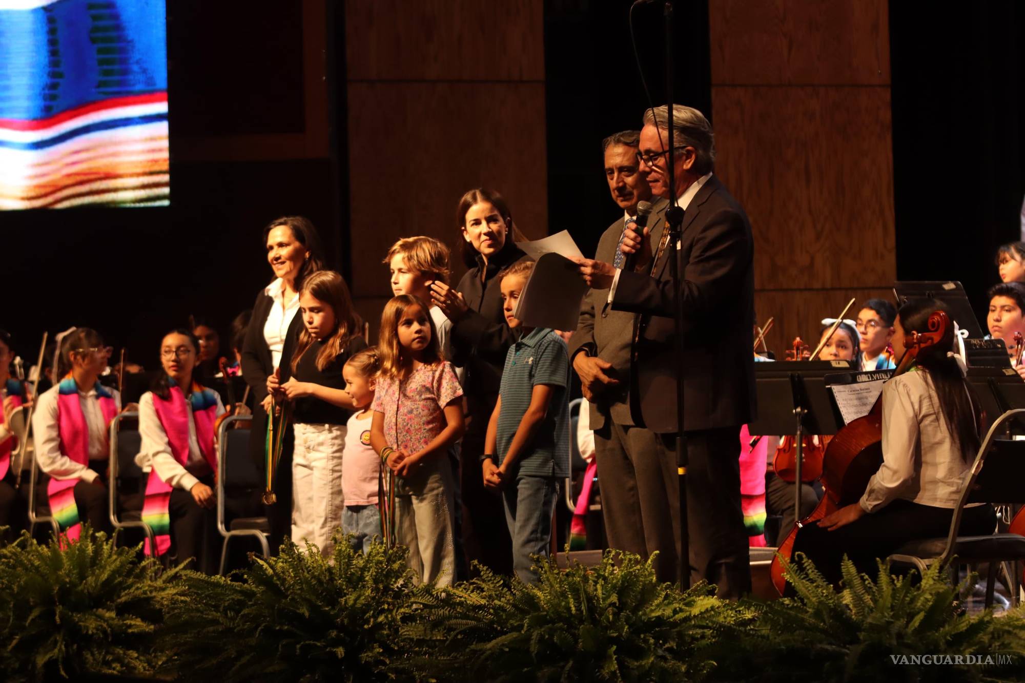 $!Debuta la Orquesta y Coro Esperanza Azteca DIF Coahuila con teatro lleno y ovación de pie