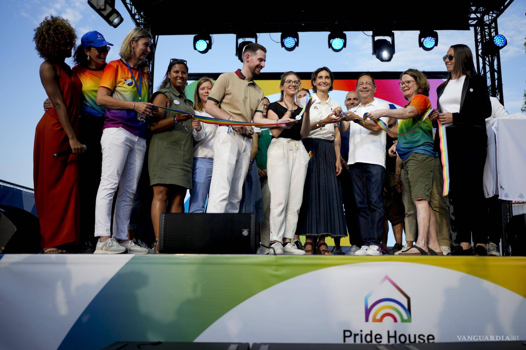 $!La ministra de deportes francesa, Amelie Oudea-Castera participaó en la ceremonia de apertura de la Casa del Orgullo, el espacio seguro para la comunidad de atletas LGBT+, durante los Juegos Olímpicos.