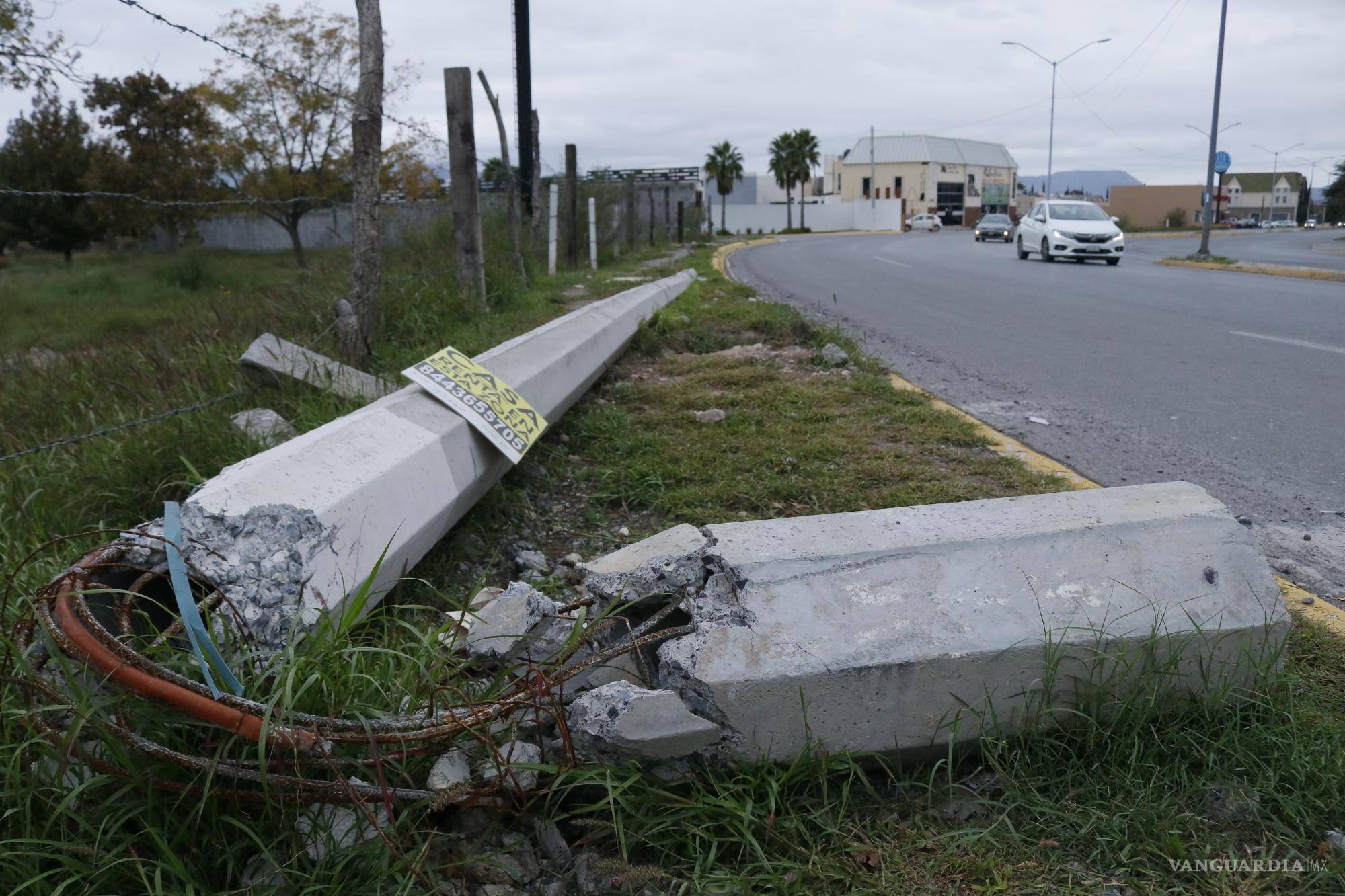$!Diversos obstáculos hay en muchas áreas destinadas a banqueta.