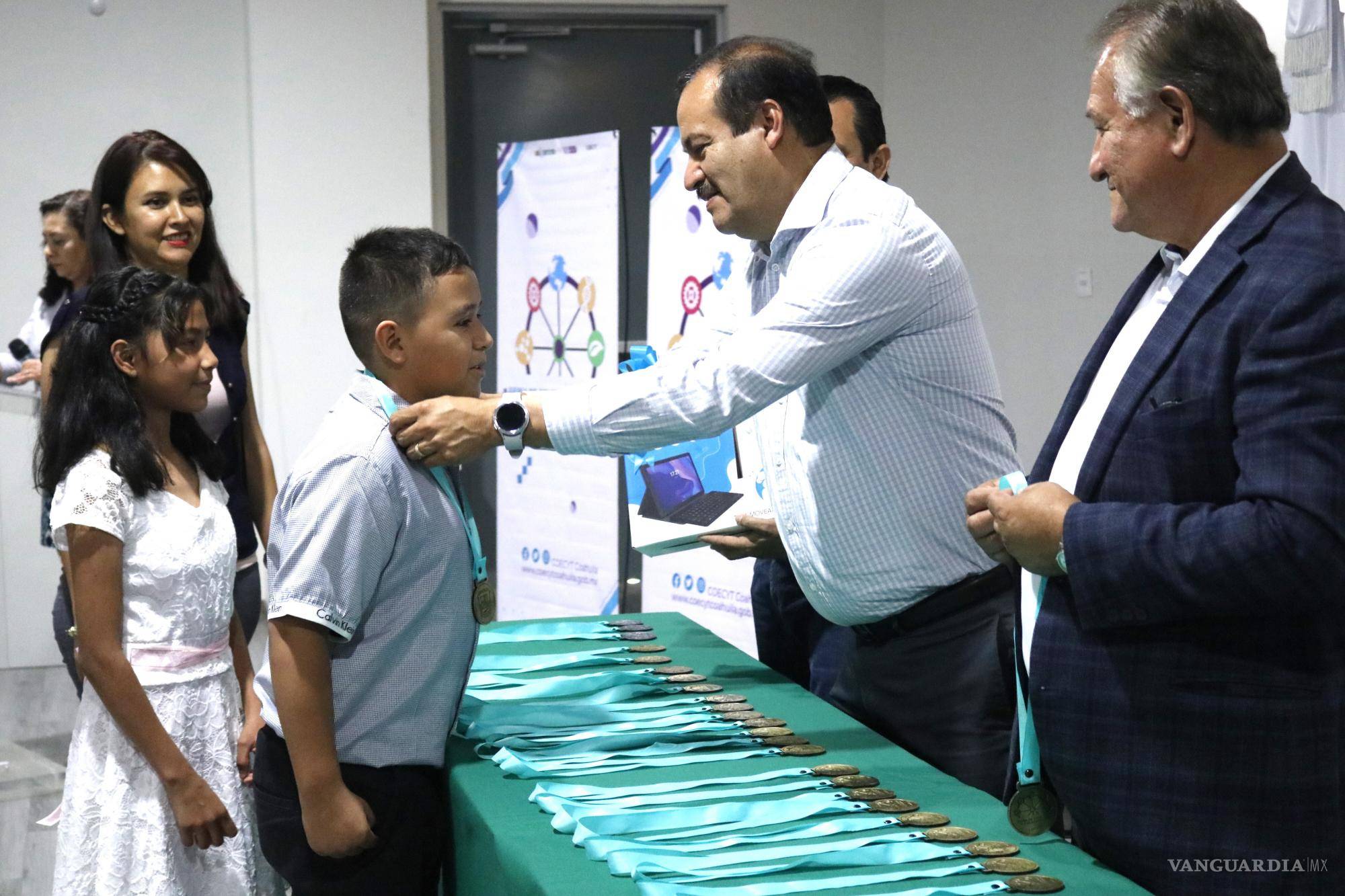 $!Desde hace 25 años que el Coecyt premia a estudiantes del nivel básico en Coahuila por elaborar proyectos científicos.