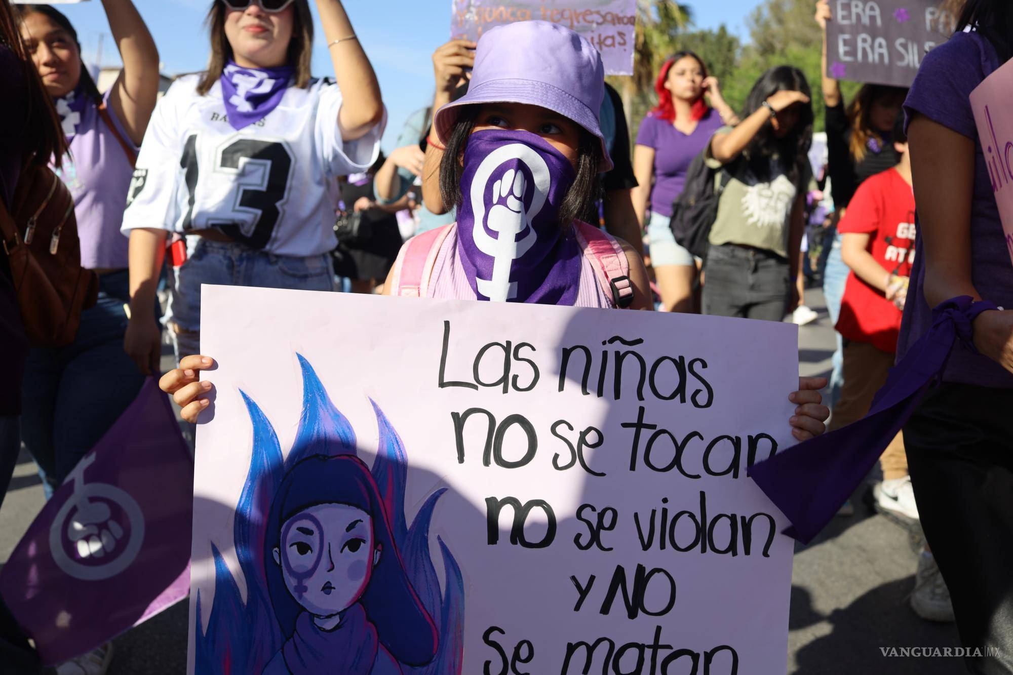 $!Las niñas salieron a manifestarse para exigir respeo.