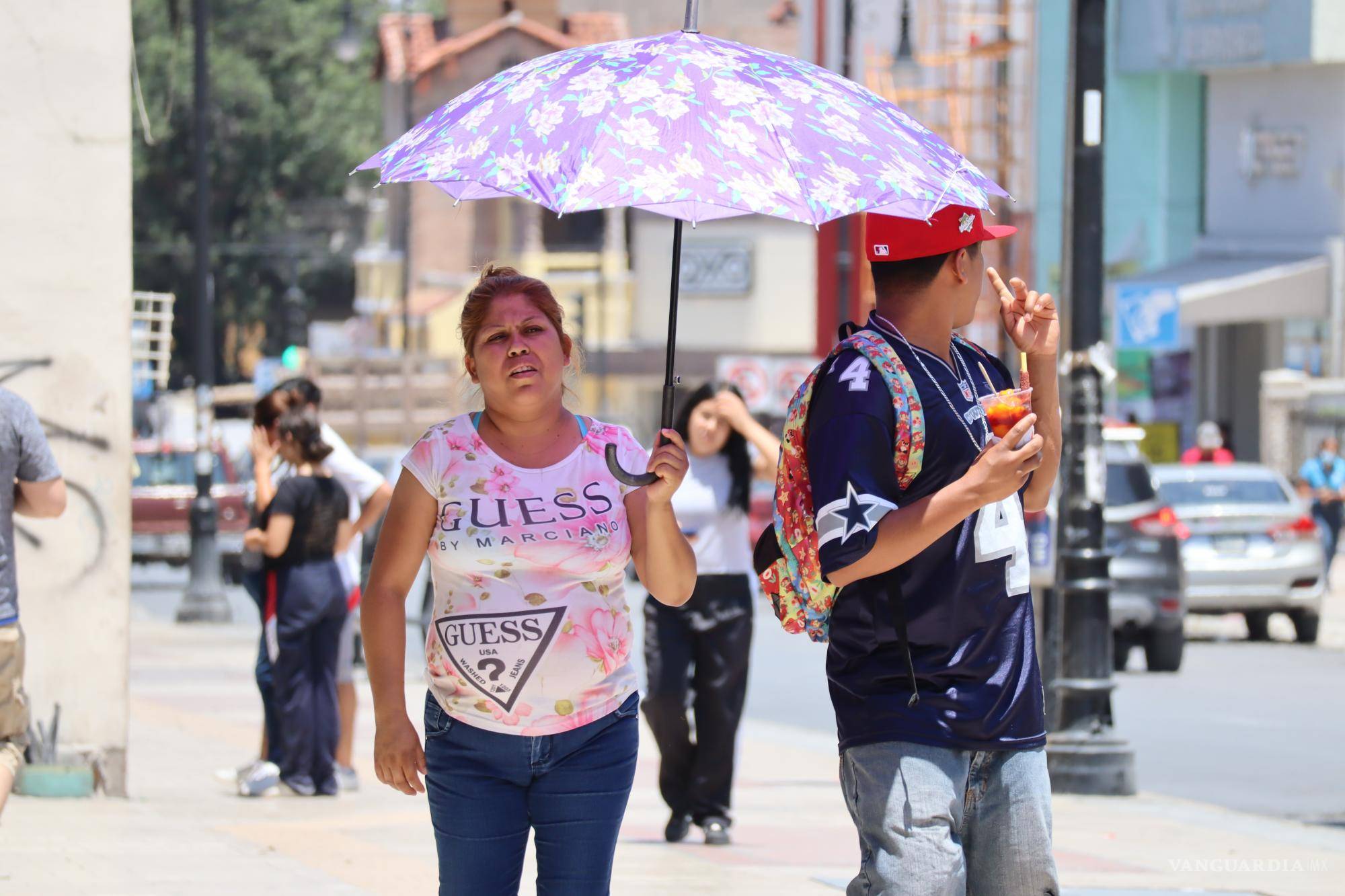 $!El calor seguirá al alza, por lo que los saltillenses tendrán que acostumbrarse a las altas temperaturas.