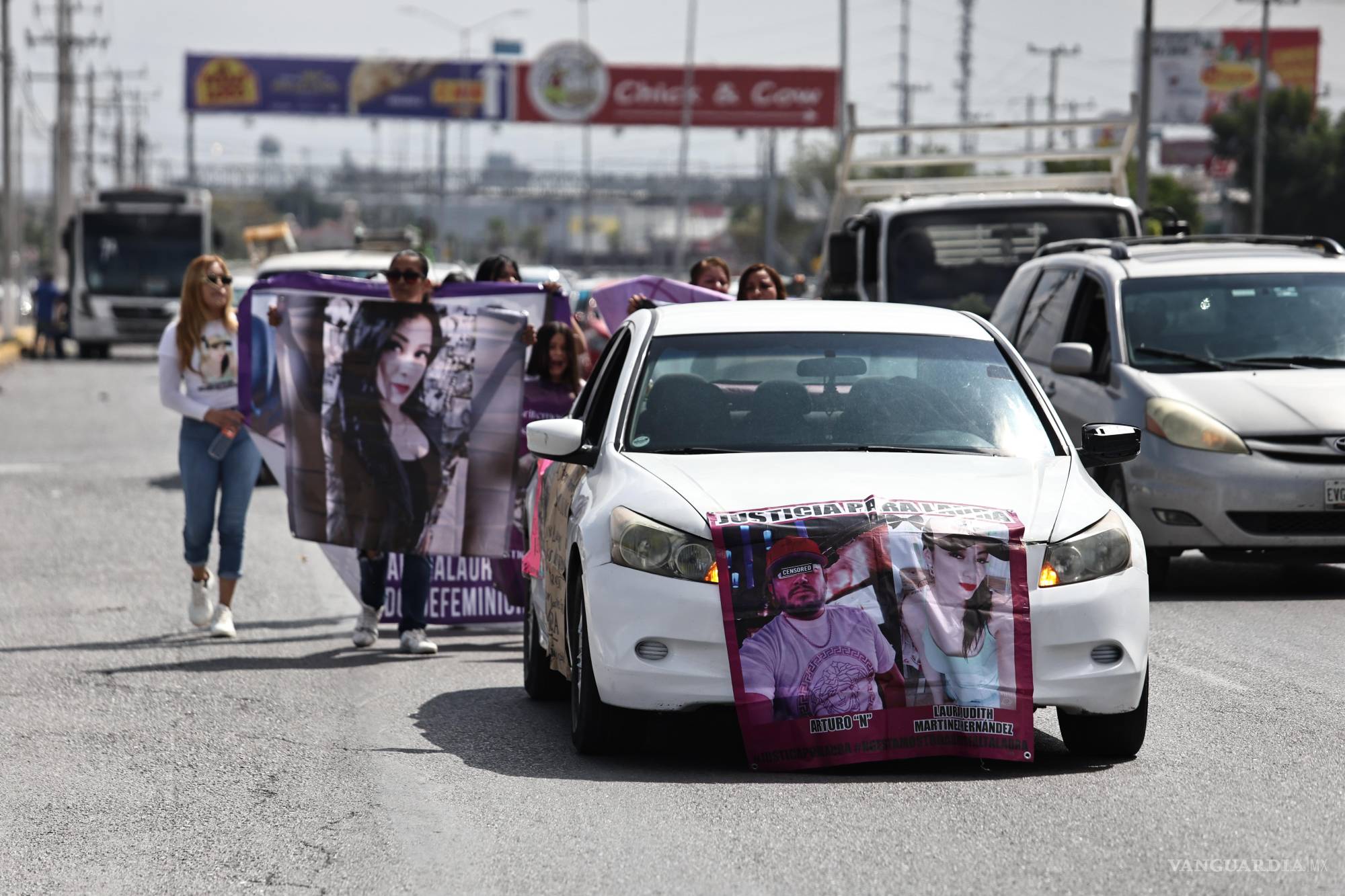 $!Familiares y amigos de Laura “N”, joven que perdió la vida el pasado 9 de noviembre tras caer de una camioneta en movimiento en el bulevar Prolongación Urdiñola.