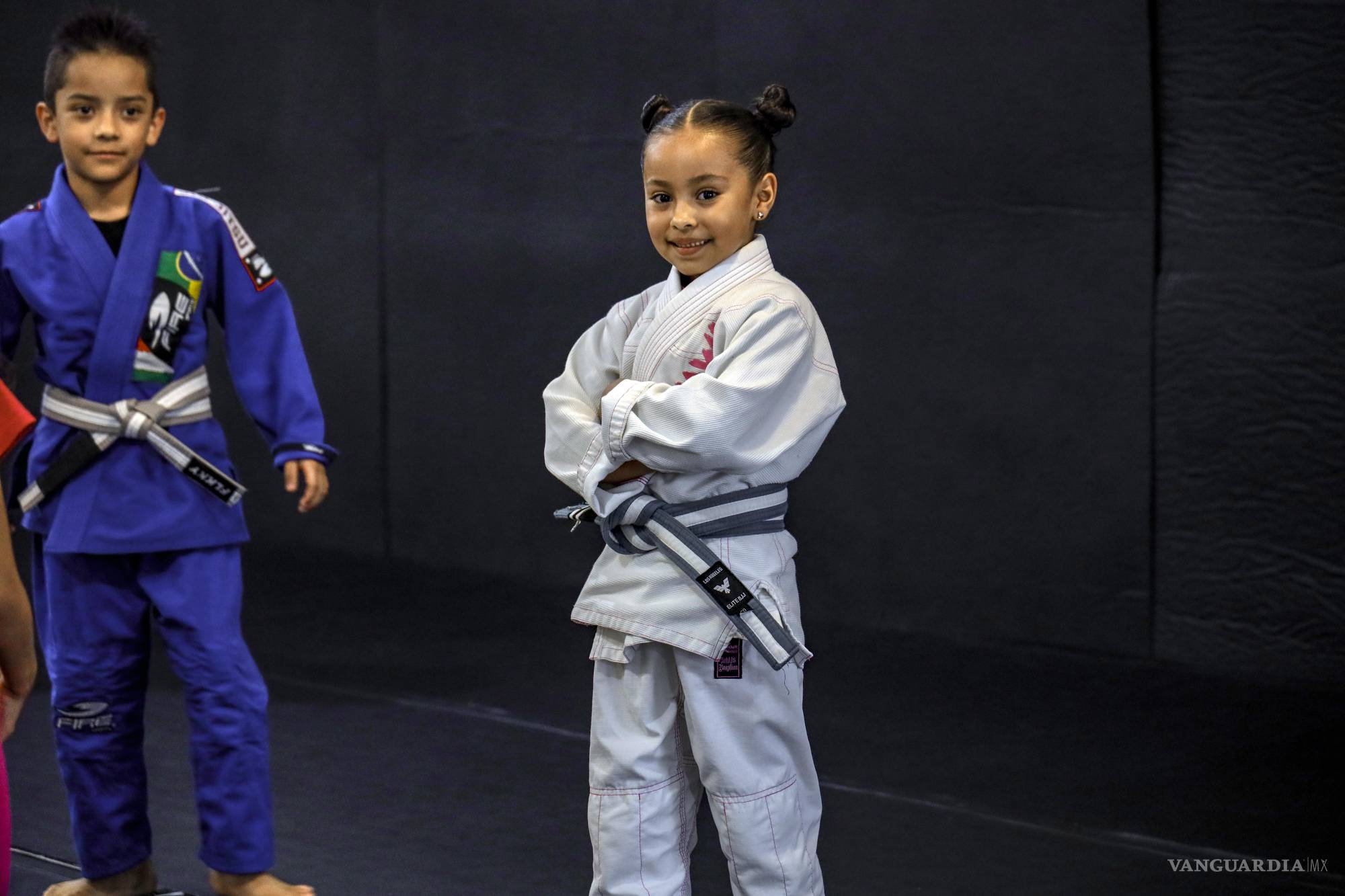 $!Con su kimono rosa y blanco, Alejandra se esfuerza para competir incluso con niños mayores que ella.