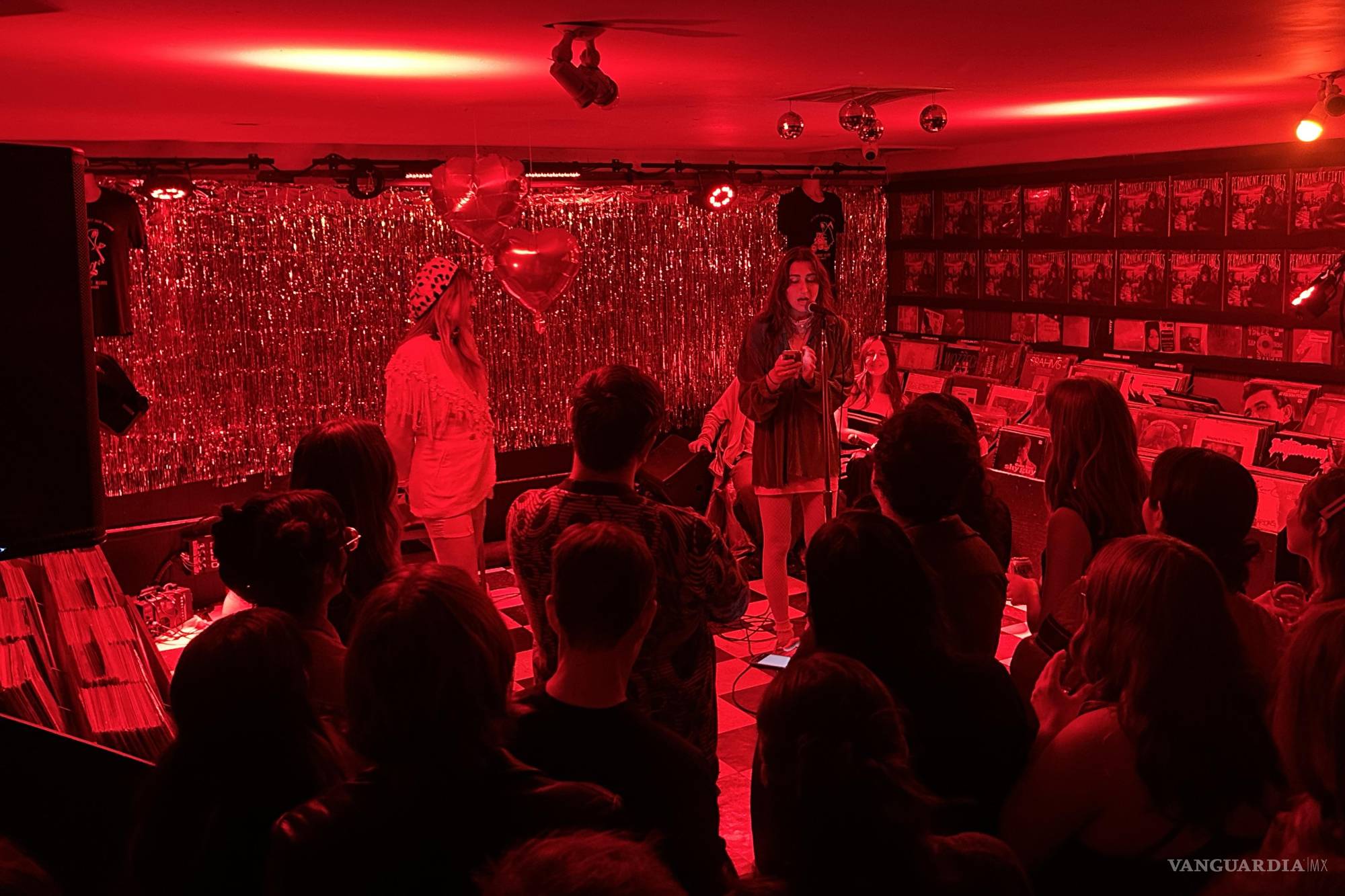 $!Ahora presentan a sus amigos como si fueran candidatos en campaña durante eventos en bares y se suman a clubes para conocer nuevas personas.