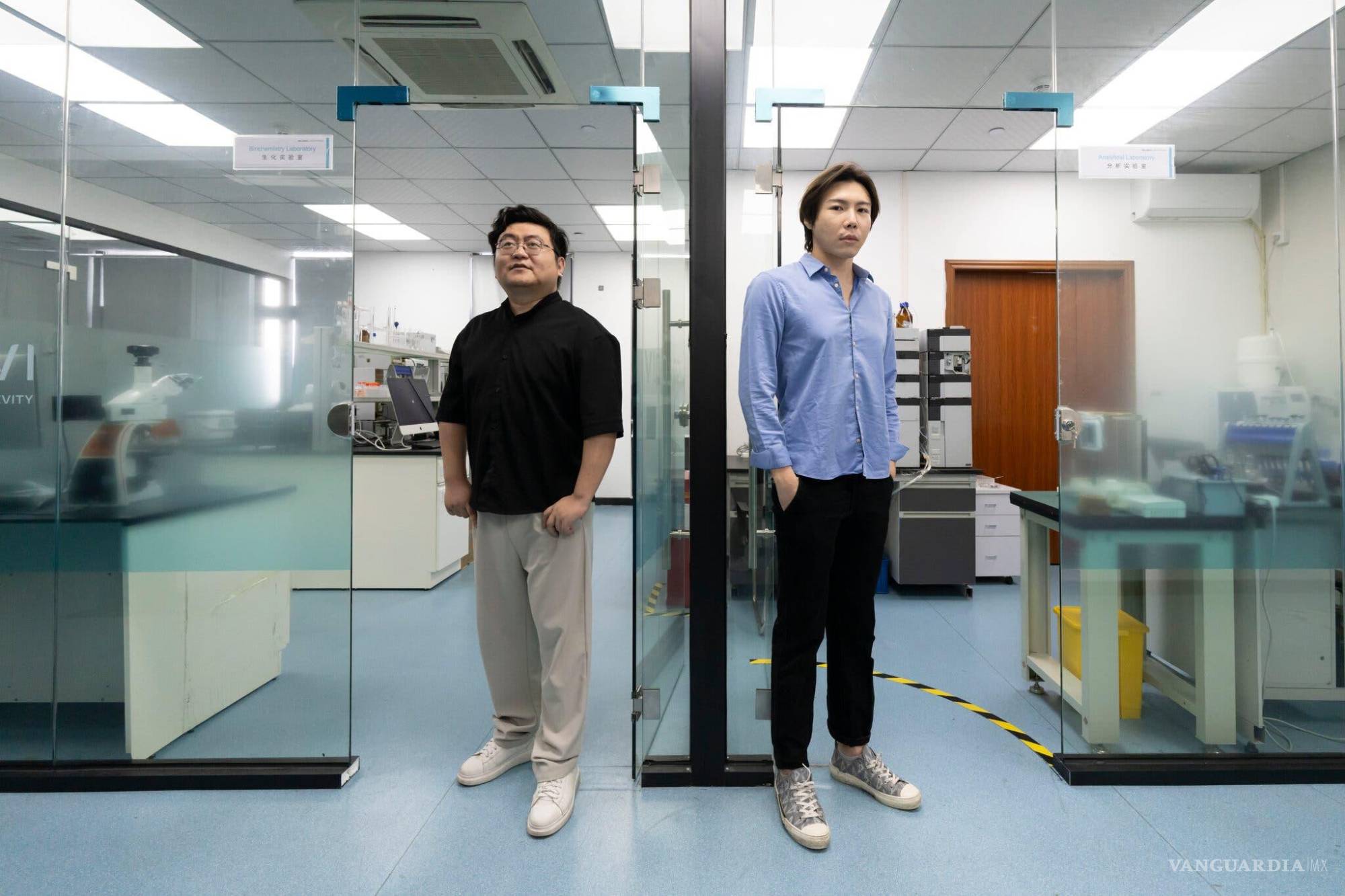 $!El manager  de tecnología Lyu Qinghua, a la izquierda, y el manager  ejecutivo Yip (Zico) Tszho de Lonvi Biosciences, una empresa emergente de fármacos para la longevidad.