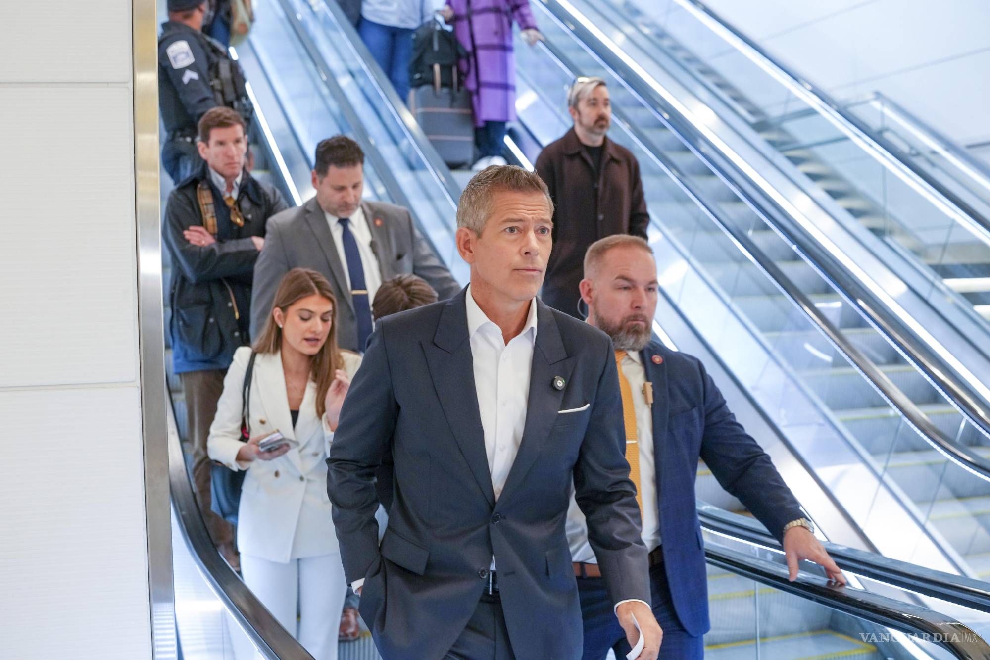 $!El secretario de Transporte, Sean Duffy, ha estado en el centro del conflicto administrativo, defendiendo inicialmente la respuesta ante “incursiones de drones” mientras la FAA exigía mayores protocolos de seguridad.