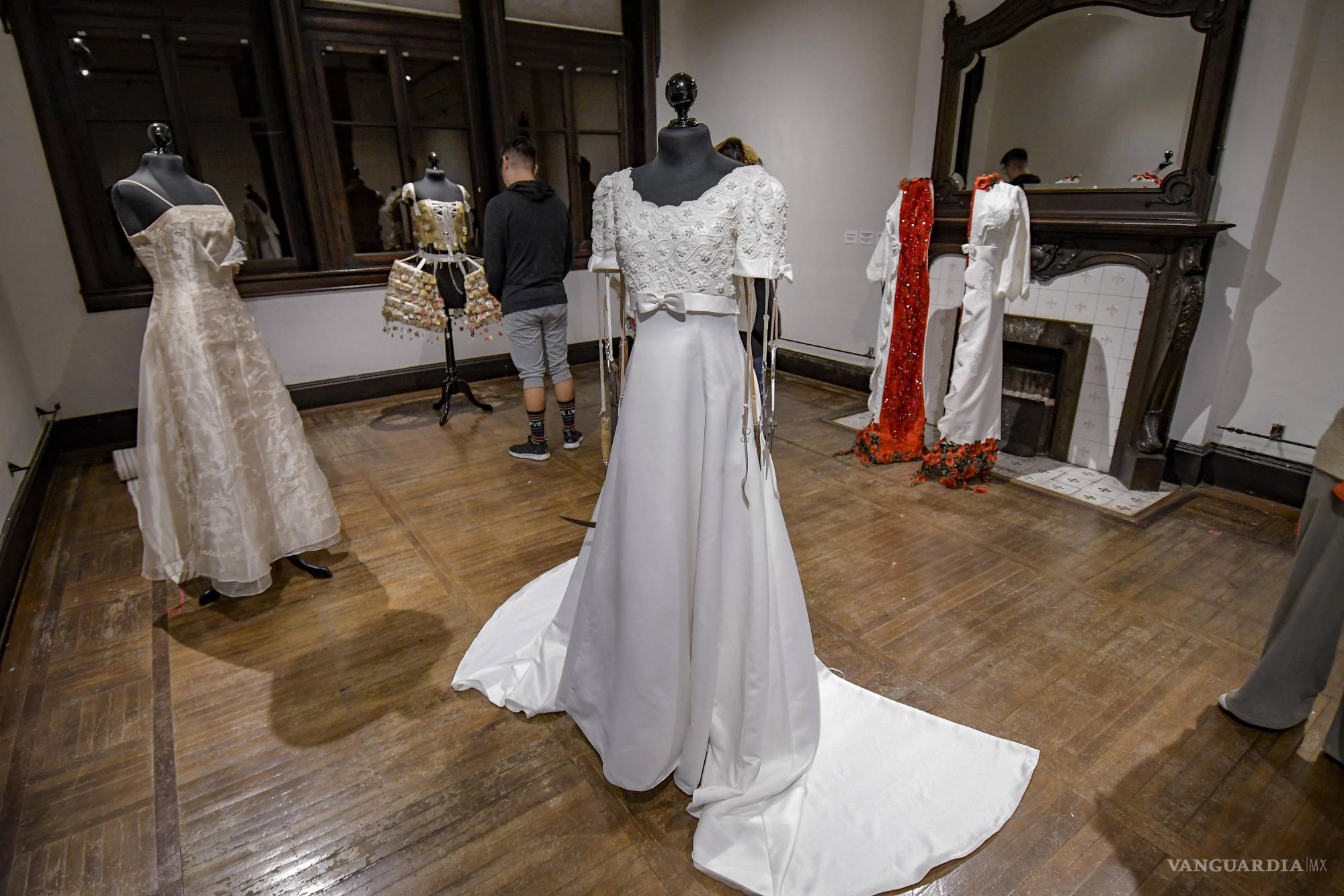 Vestidos que cuentan historias, paisajes textiles y consignas tejidas se unen en exposición de Casa Purcell en Saltillo