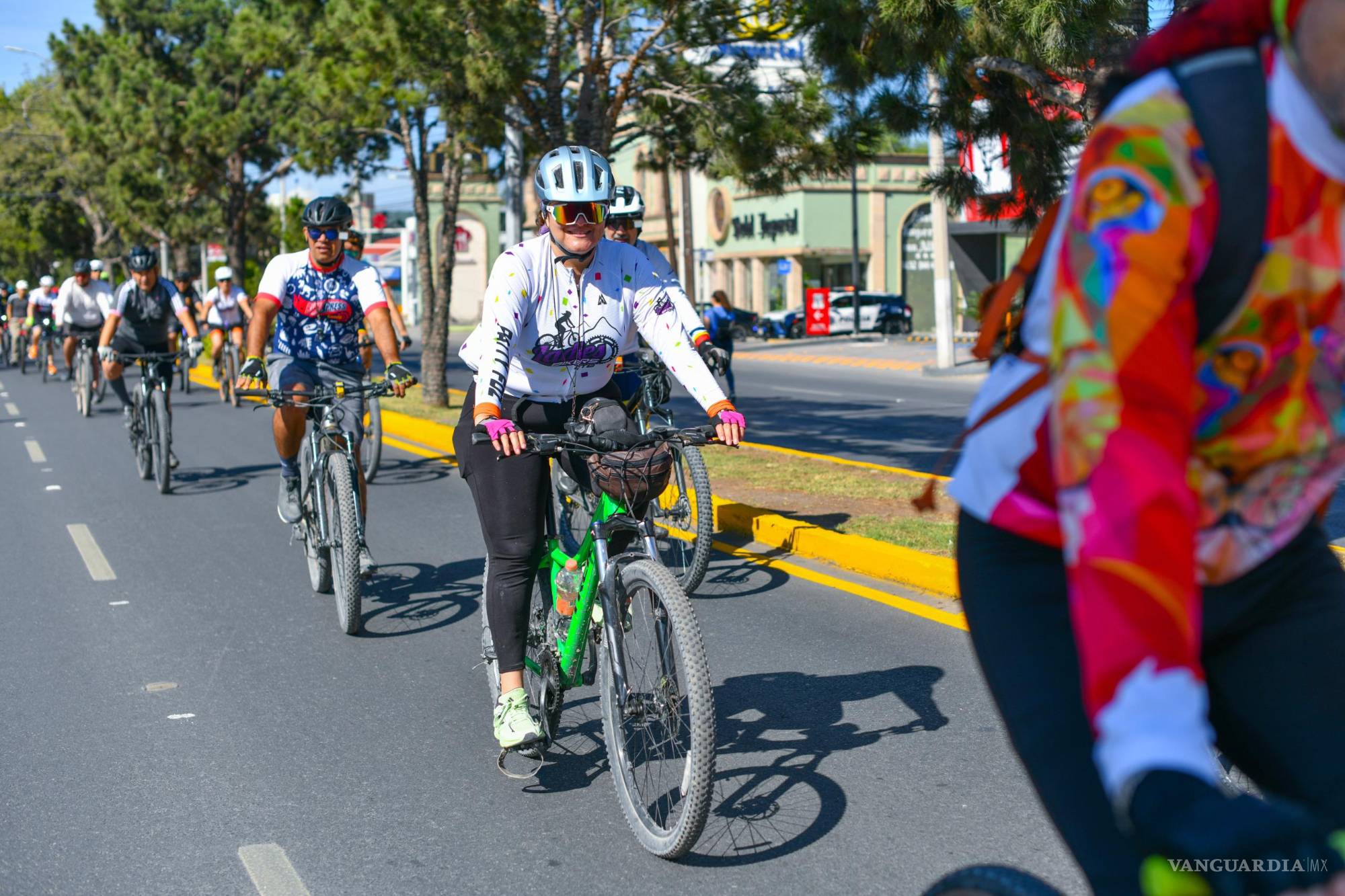 $!Decenas de ciclistas pedalearon a lo largo del bulevar Carranza durante el festejo.