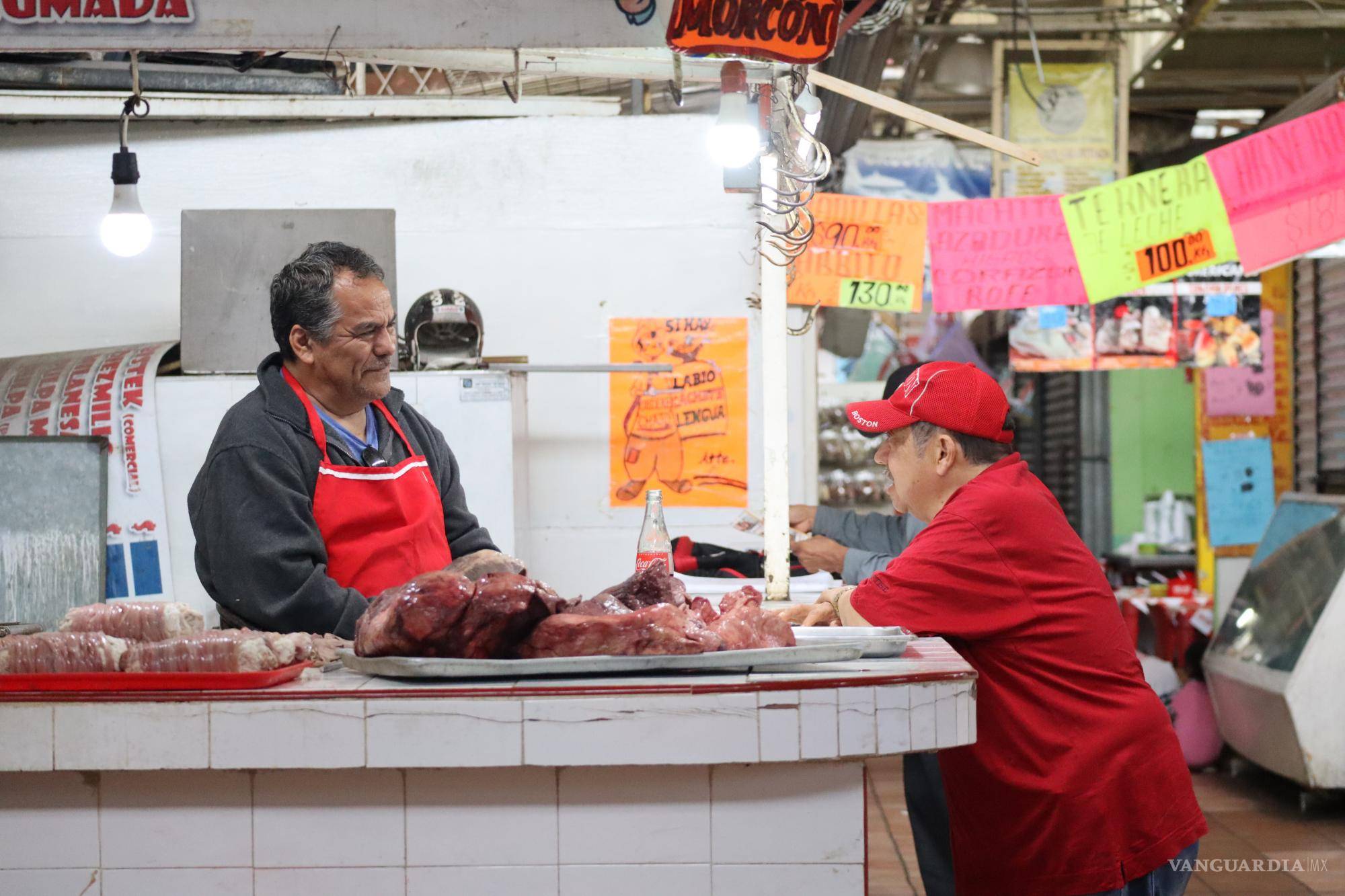 $!Siendo muy pequeño, con apenas 8 años, Francisco Trujillo Rentería, ayudaba a su padre Joaquín Trujillo y a un tío en la matanza de cabritos allá por 1964 para la carnicería La Esmeralda.