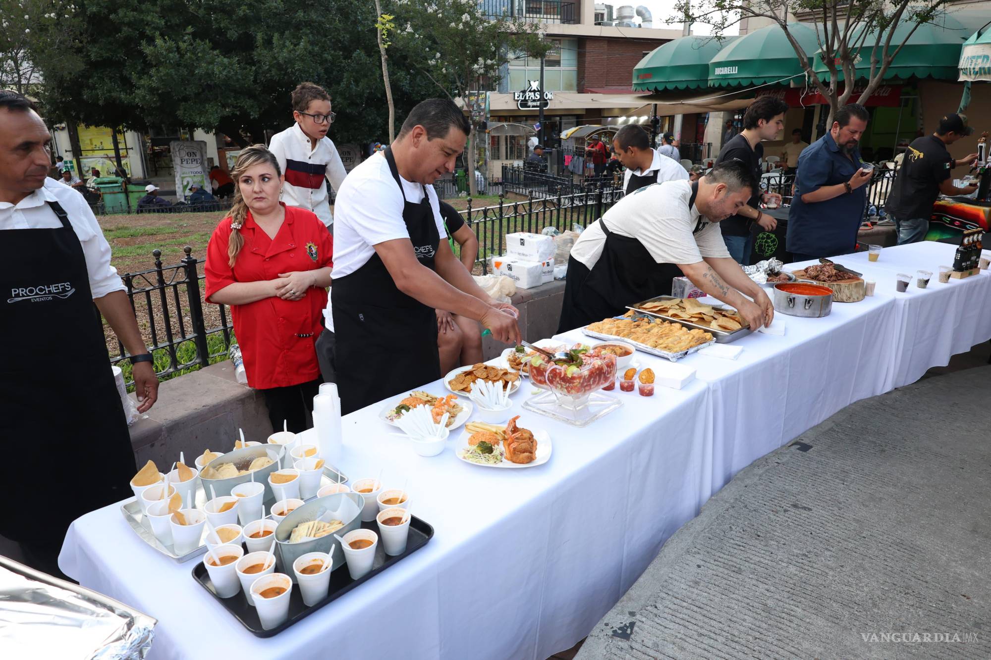 $!Los locatarios del icónico mercado presentaron una variedad de platillos locales.