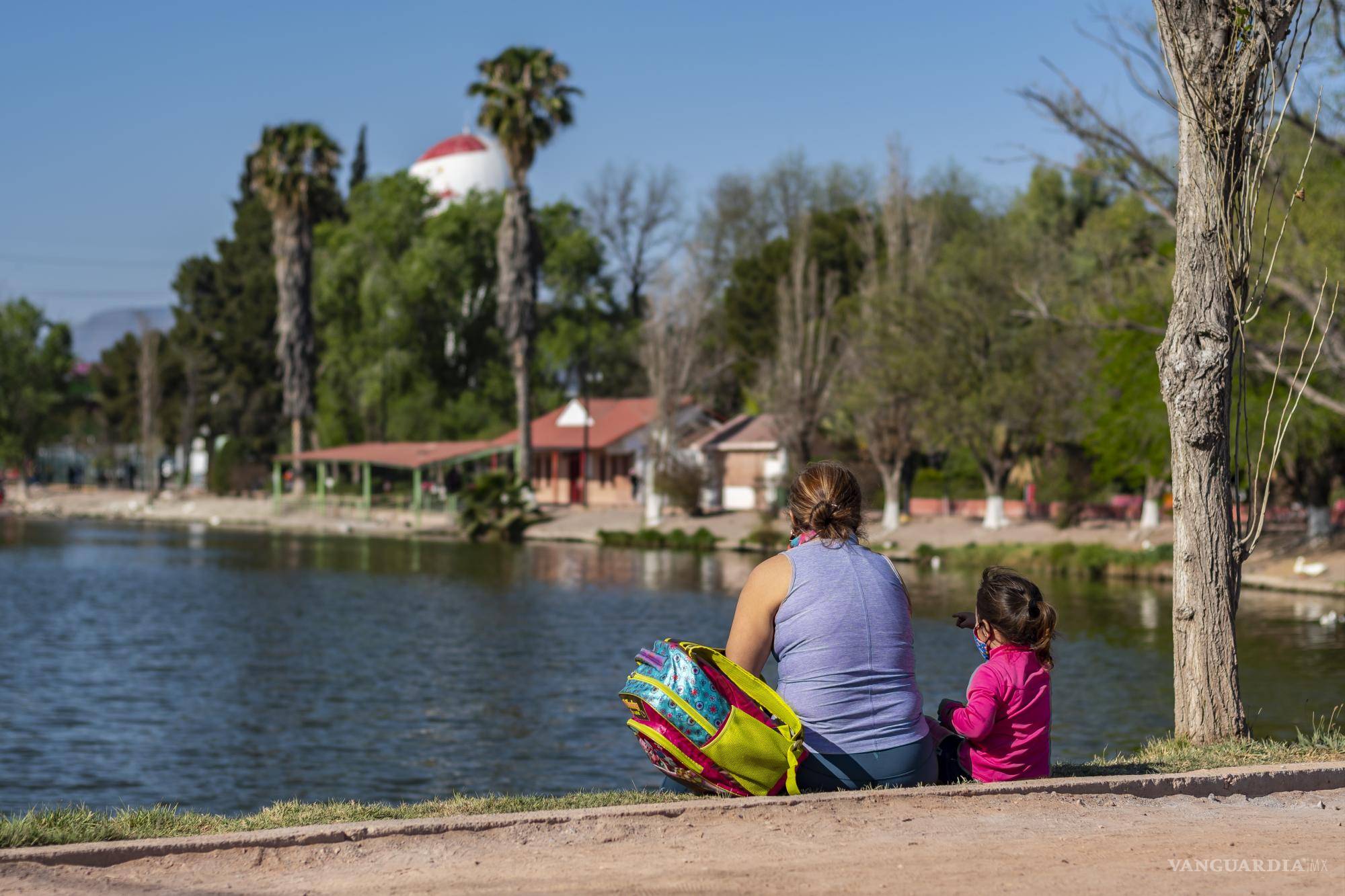 $!Madre e hija conviven en la orilla del lago de la Ciudad Deportiva.