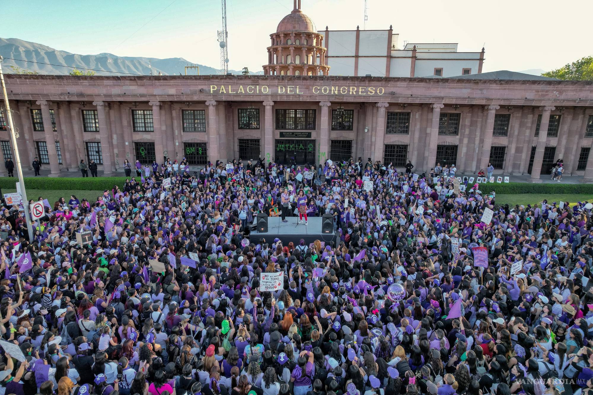 $!Miles de mujeres se concentraron frente al Palacio del Congreso de Coahuila en Saltillo durante la marcha del 8M de 2024. La exigencia fue clara: justicia, fin a los feminicidios y respeto a los derechos sexuales y reproductivos. Los muros del poder se tiñeron de morado, gritaron y escucharon.