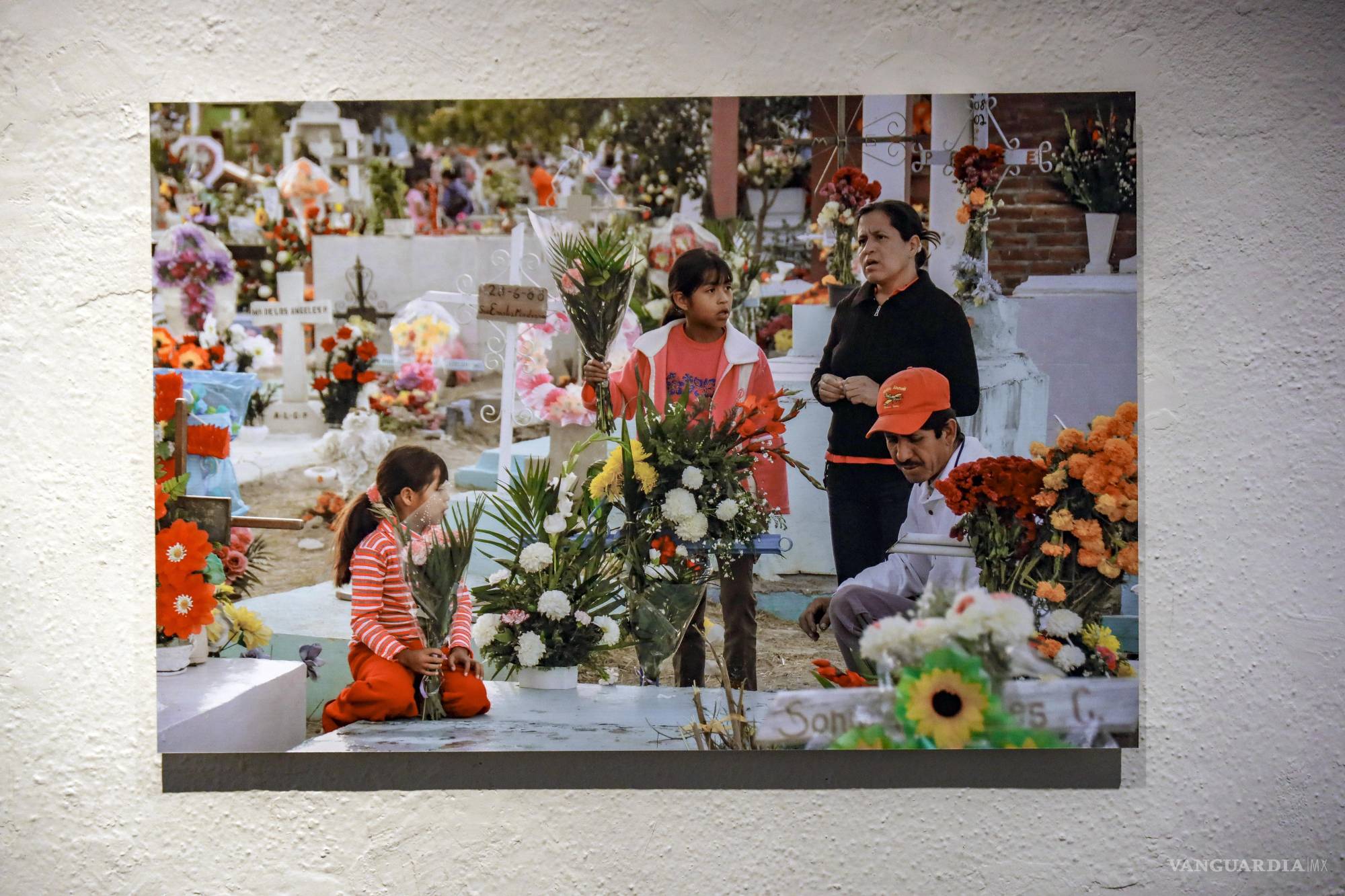 Sin altares ni desfiles: Expo de fotografía muestra un Día de Muertos tradicional en Saltillo