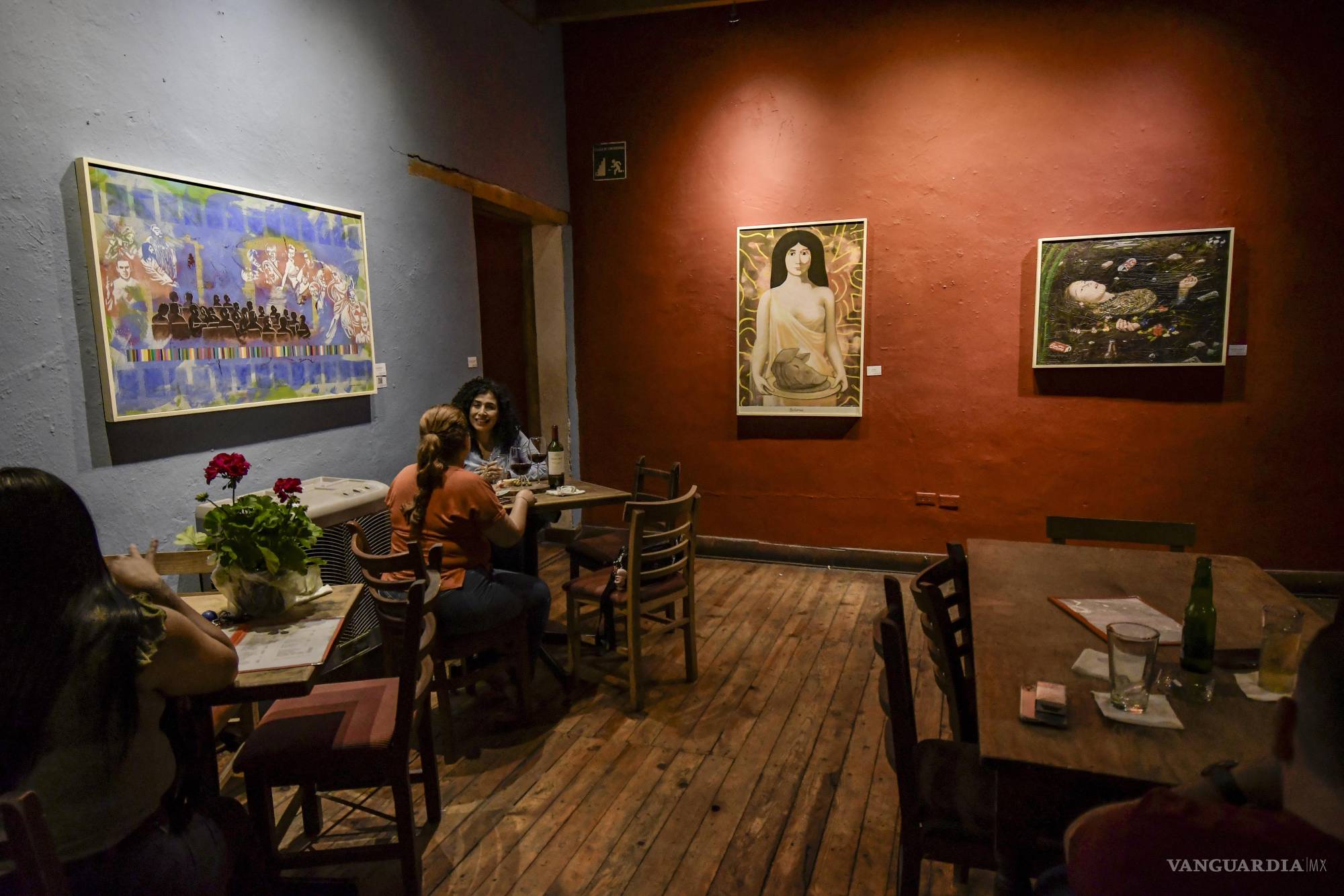 Alejandro Cerecero pinta ‘el teatro del mundo’ en su exposición número 20 en el Cerdo de Babel de Saltillo