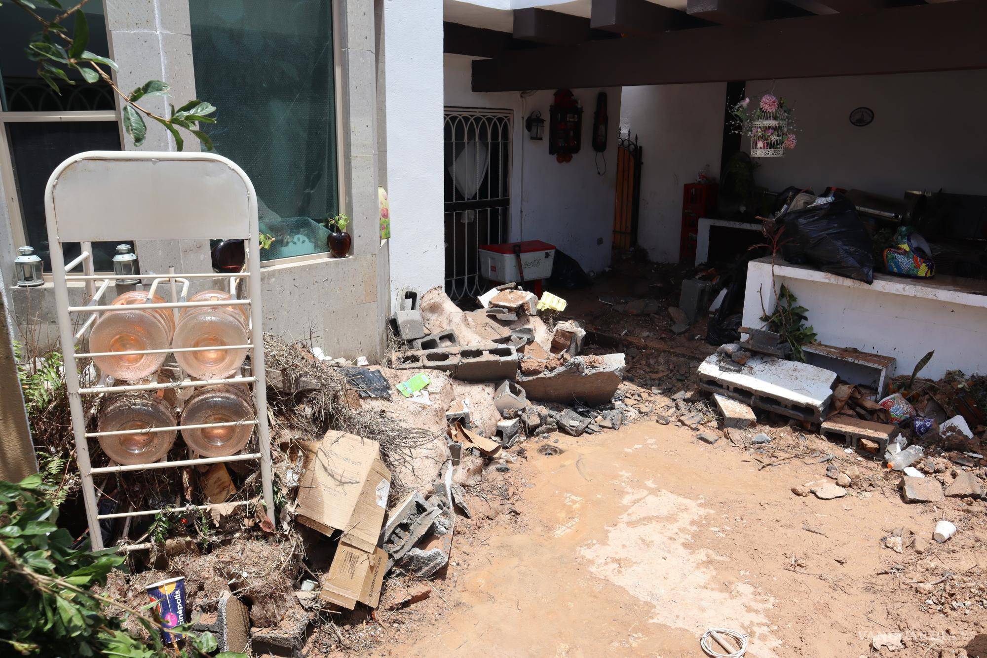 $!La casa de doña Josefina quedó inundada de lodo y basura.