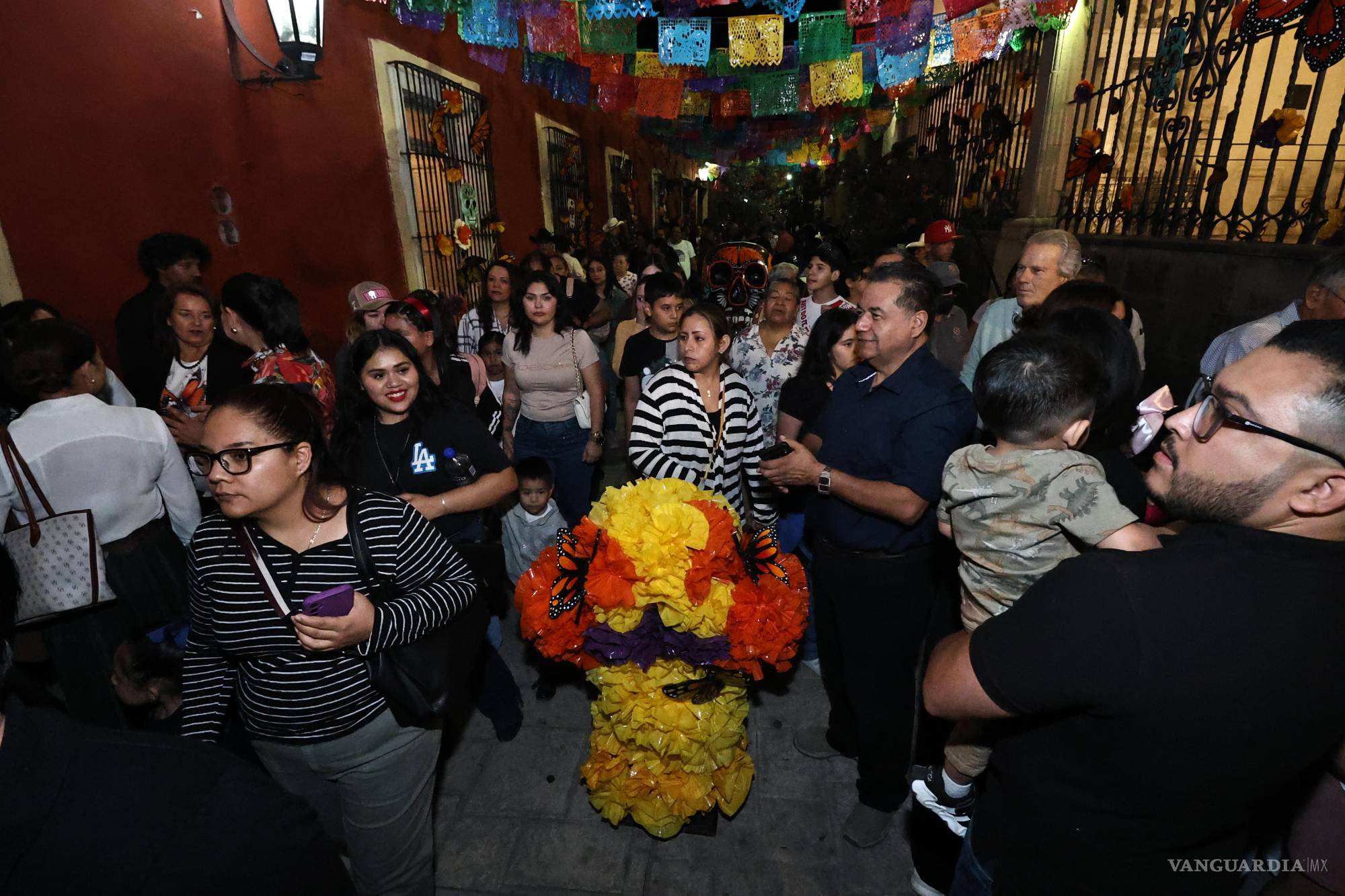 $!El Callejón Santos Rojo y la Plaza de Armas lucieron repletos de visitantes durante la inauguración del festival.